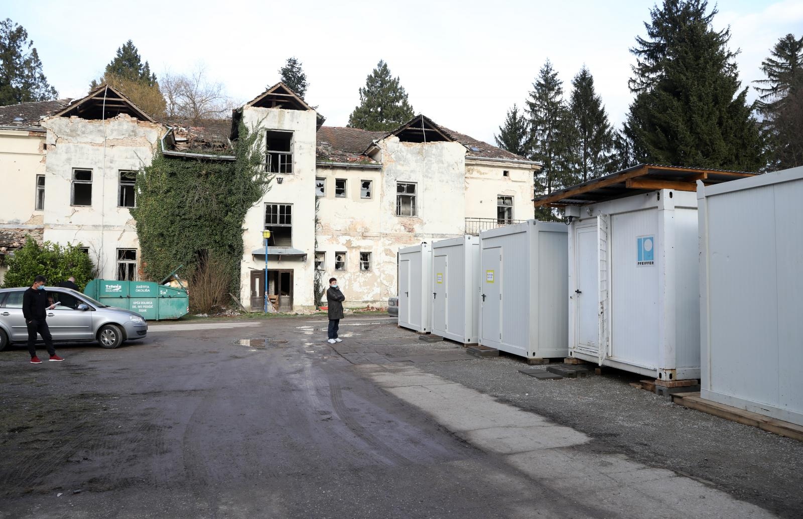 Pupovac predao kontejner Novoj bolnici u Petrinji, odjelu za pulmologiju i palijativnu skrb