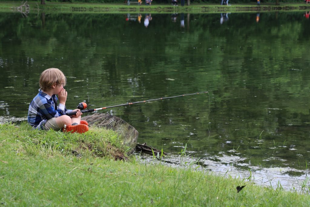 1632227862-child-fishing-3867994_1920-1024x683.jpg