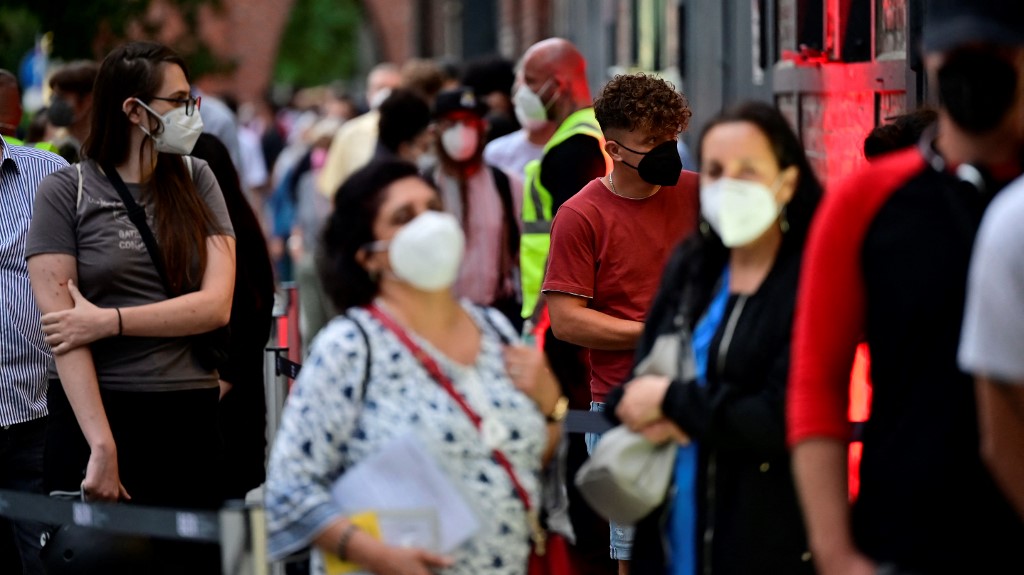 njemačka, korona, covid, pandemija, maske, gužva, ljudi