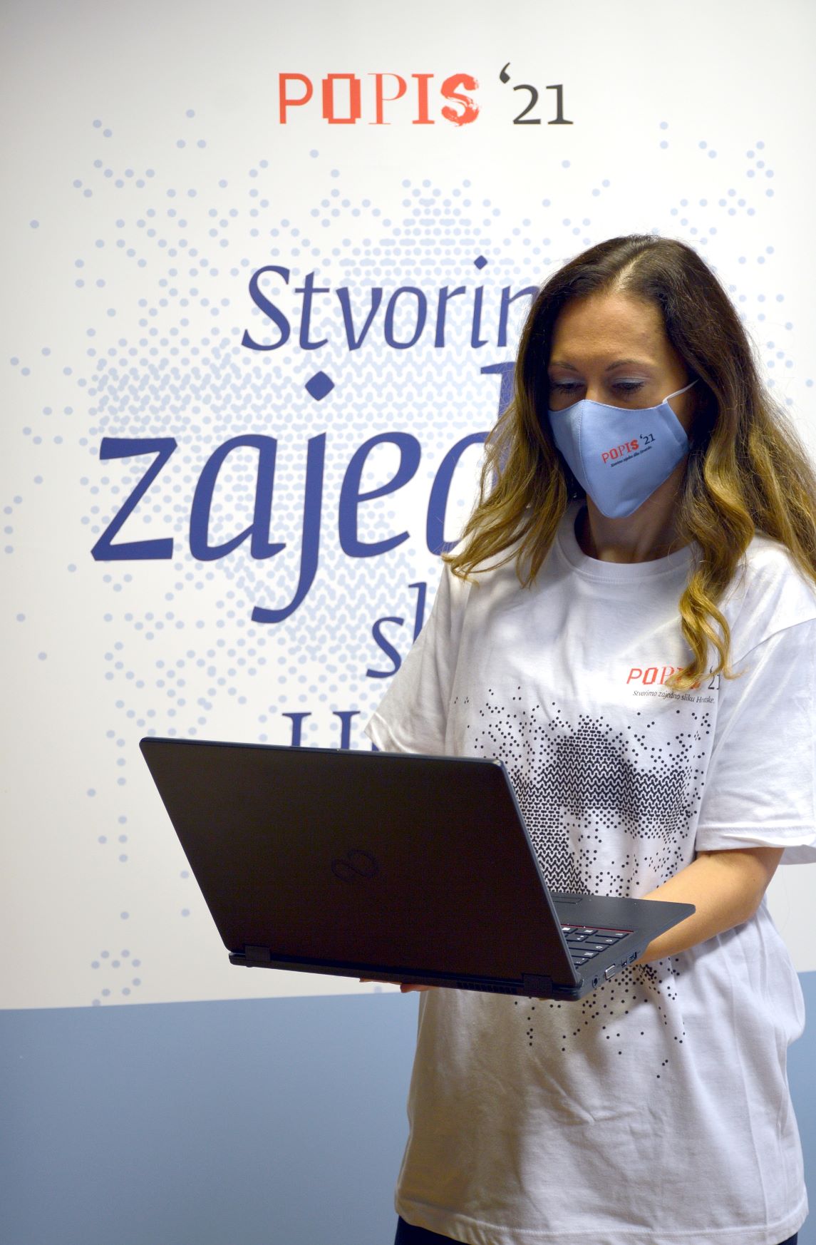 popis stanovništva, popisivaci - bijela majica i laptop 1