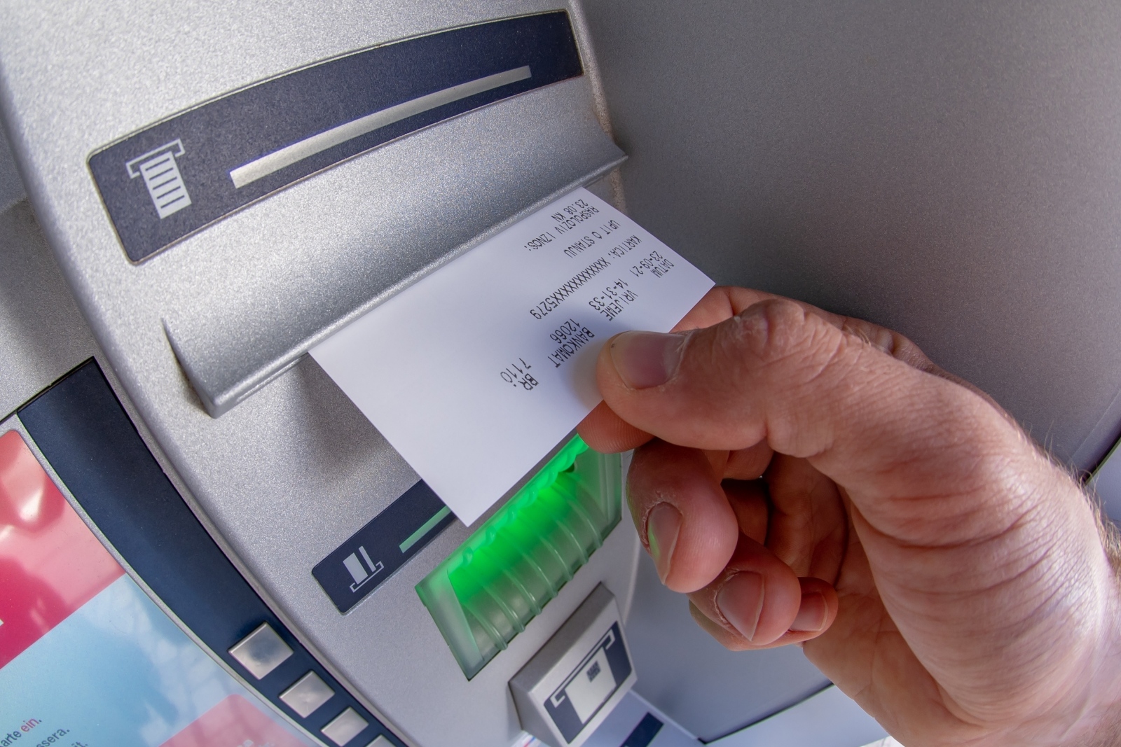 bankomat, prešutni minus, prešutna prekoračenja, novac, dizanje para, lova, minus na bankovnom računu