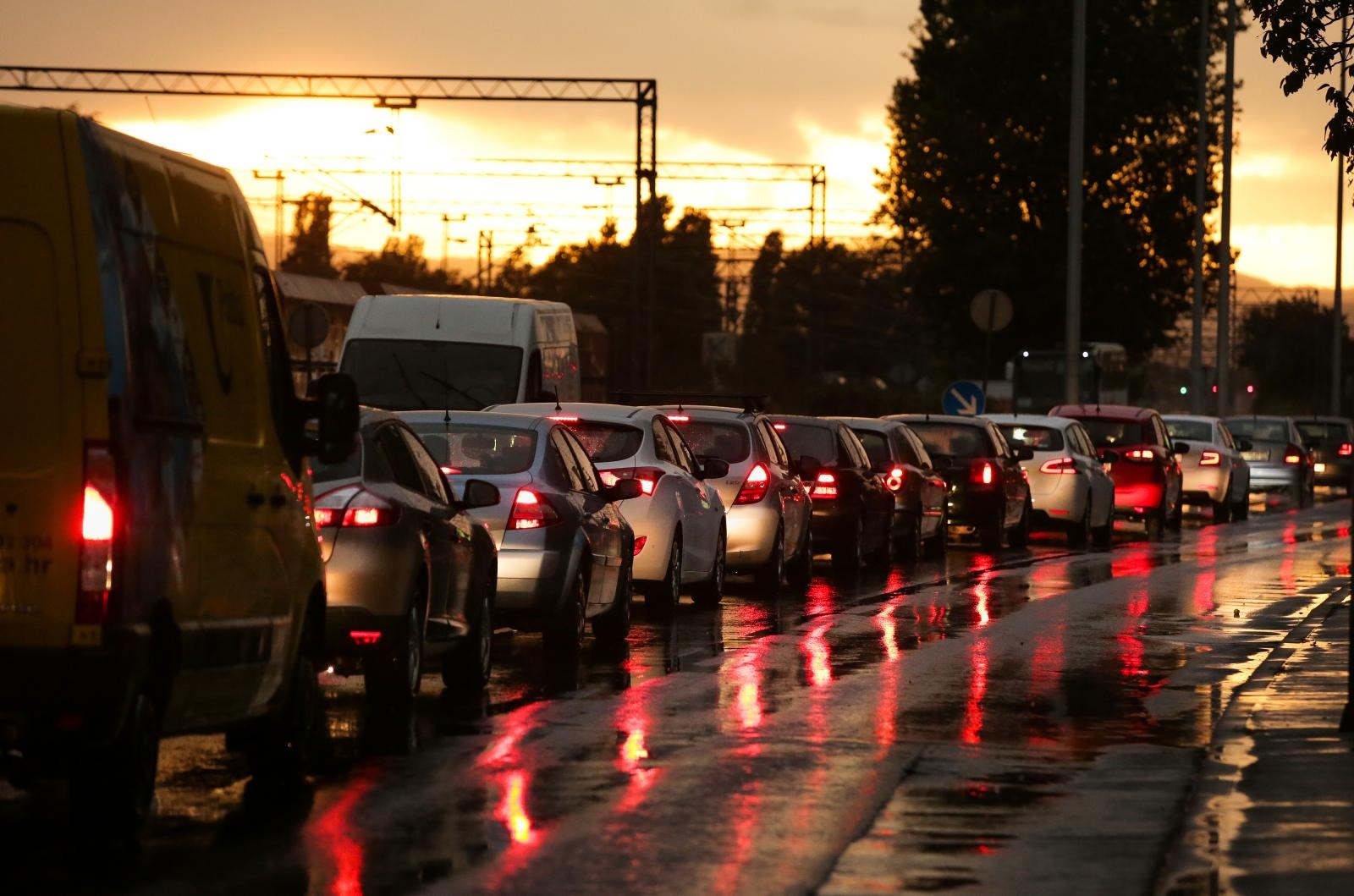 Zagreb: Na Aleji Bolonge prema podvožnjaku u Škorpikovoj ulici stvorila se gužva