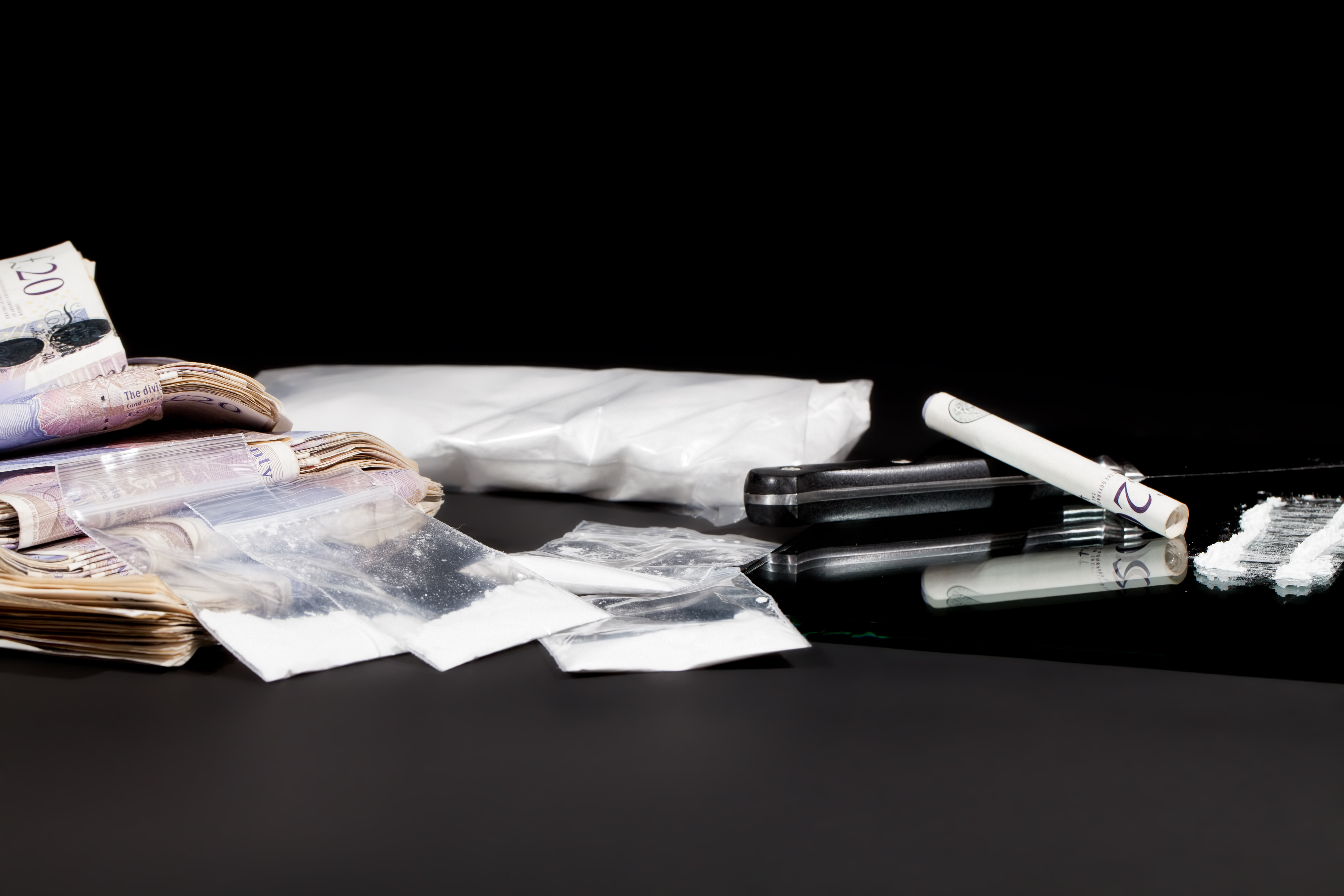 Drugs,Money.,Cocaine,Dealer,Bags,,Cash,And,Lines,Of,Coke.droza,kriminal