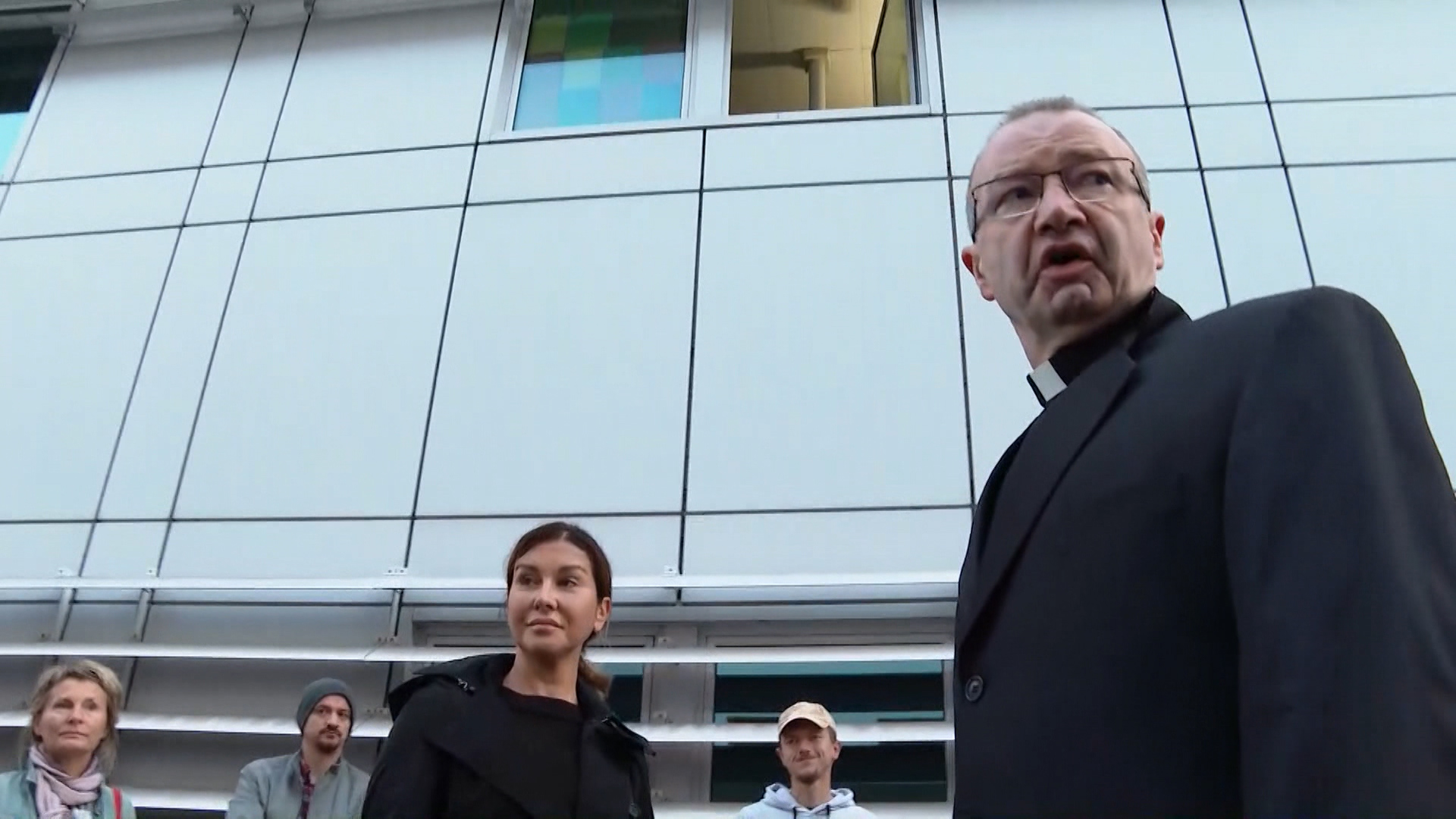 svecenik na prosvjedu na rebru