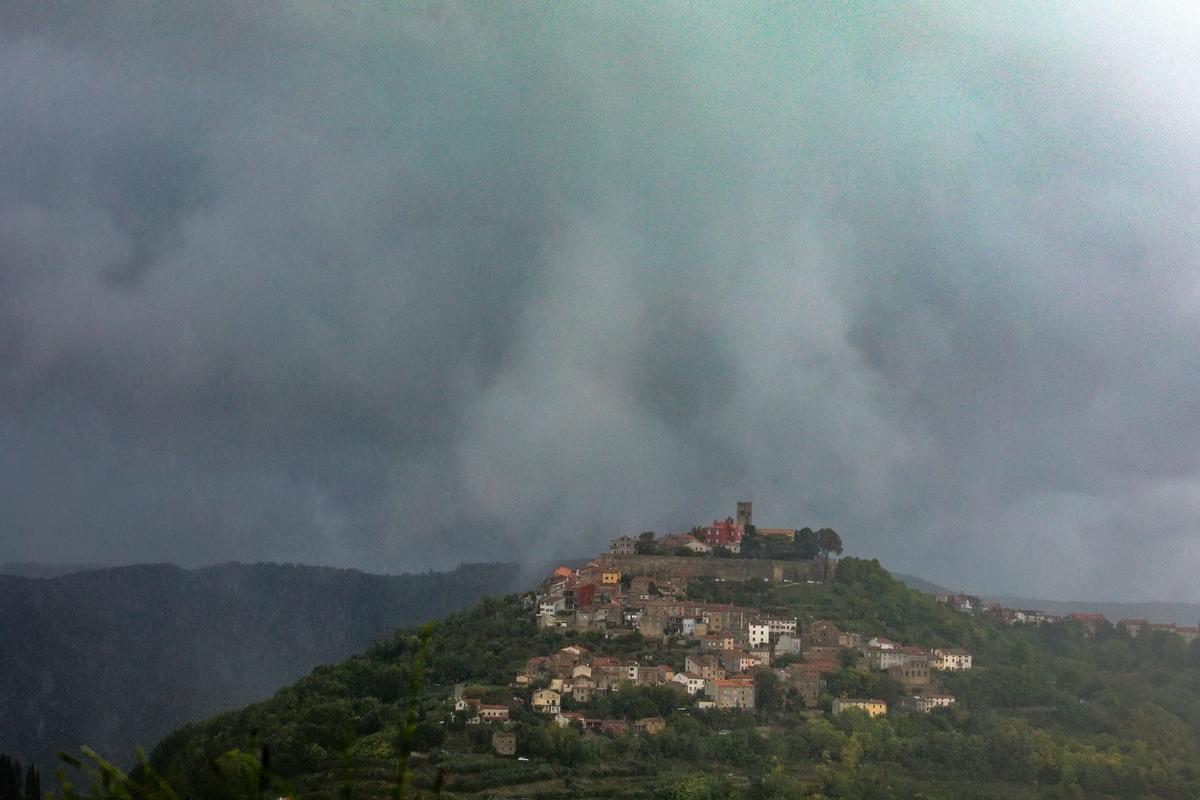 Duga iznad podnožja Motovuna