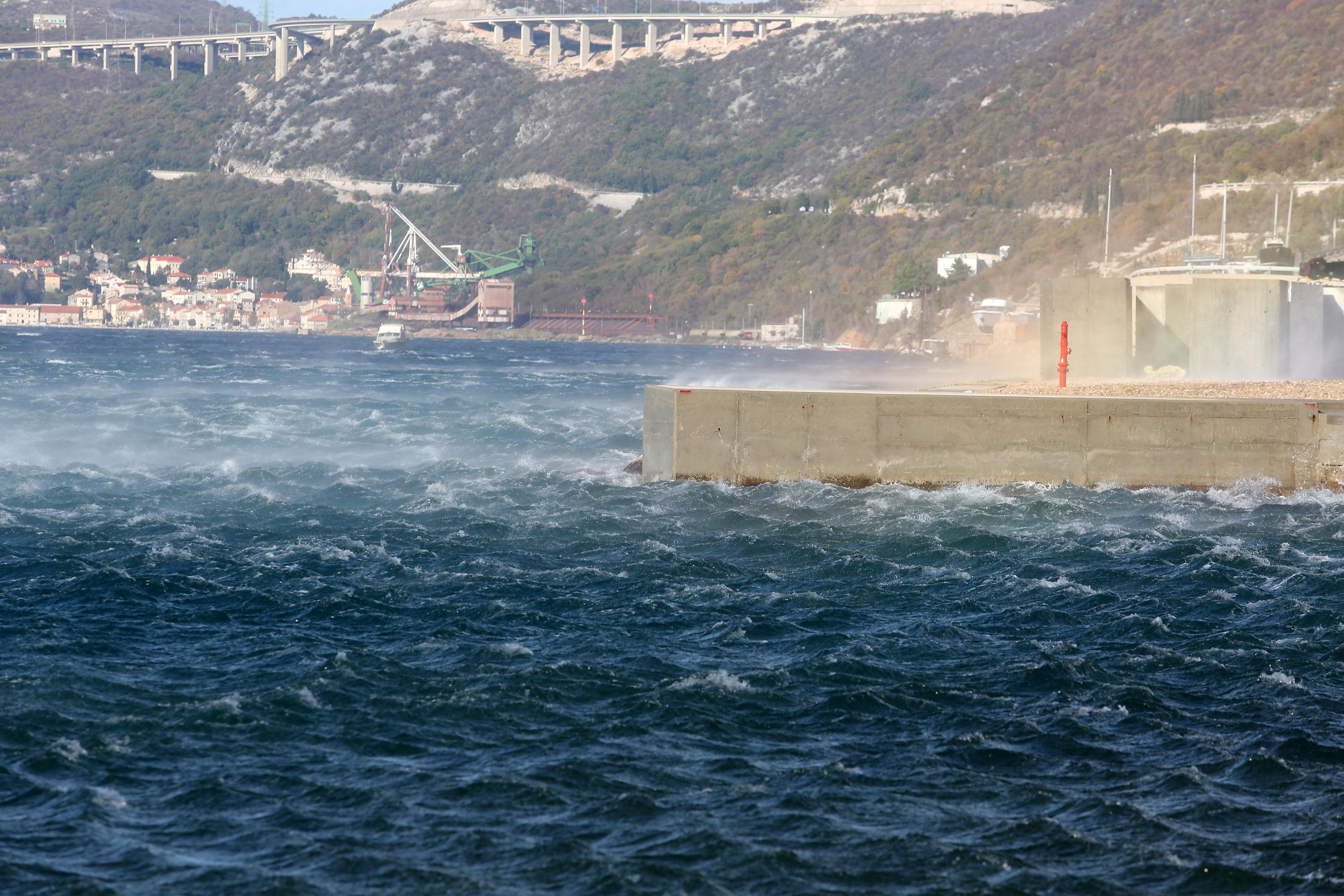 Jak vjetar podiže valove na moru i otežava promet kod Bakarskog zaljeva