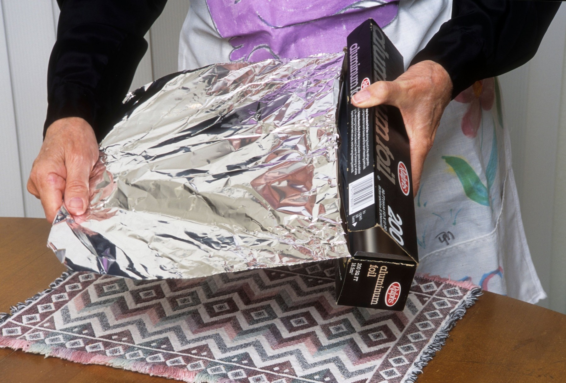 hand remove aluminum foil tin aluminium cook kitchen supply metal recycle reuse protect