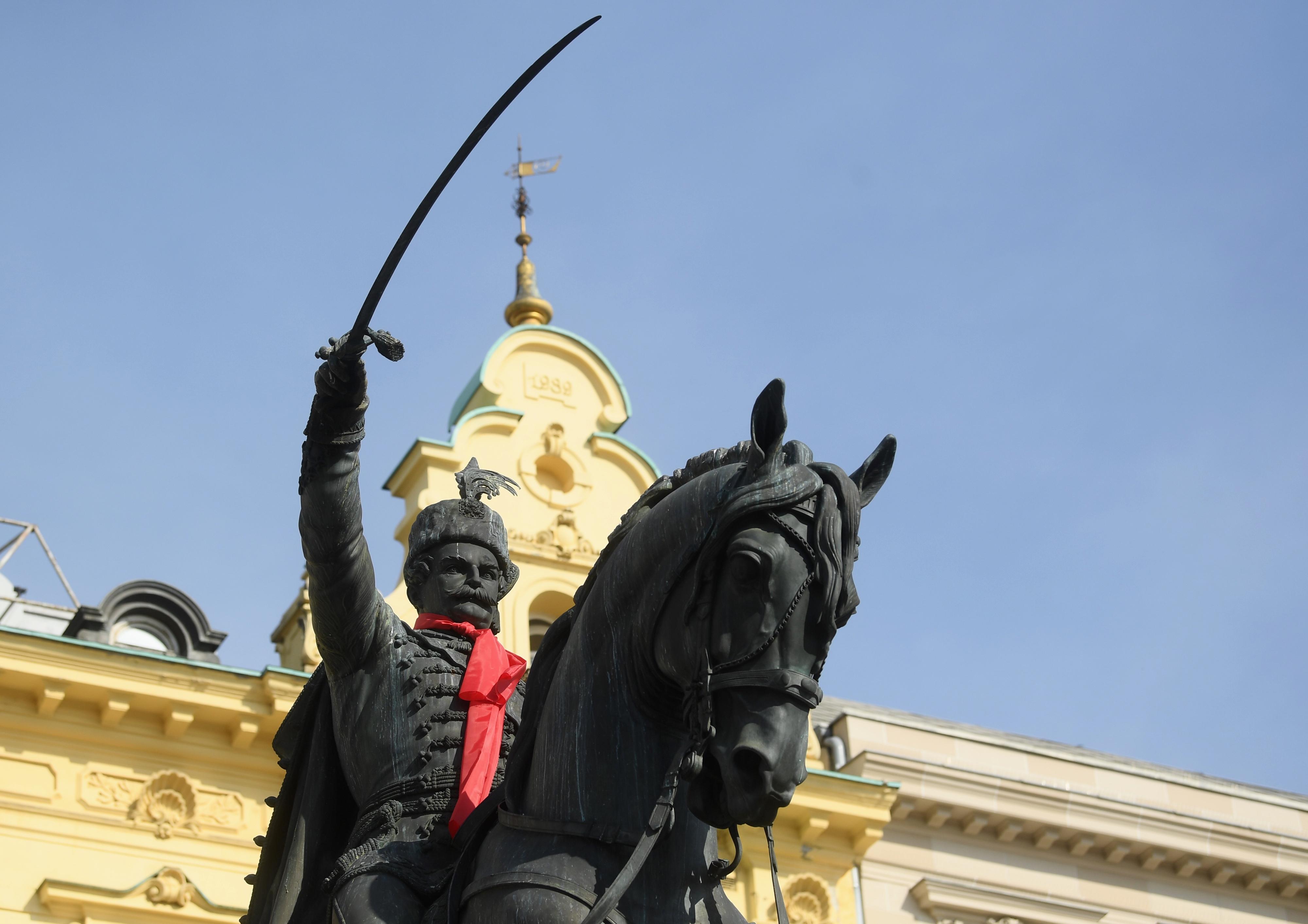trg bana josipa jelačića, kravata, zagreb, ban jelačić, sunčano, vedro, toplo
