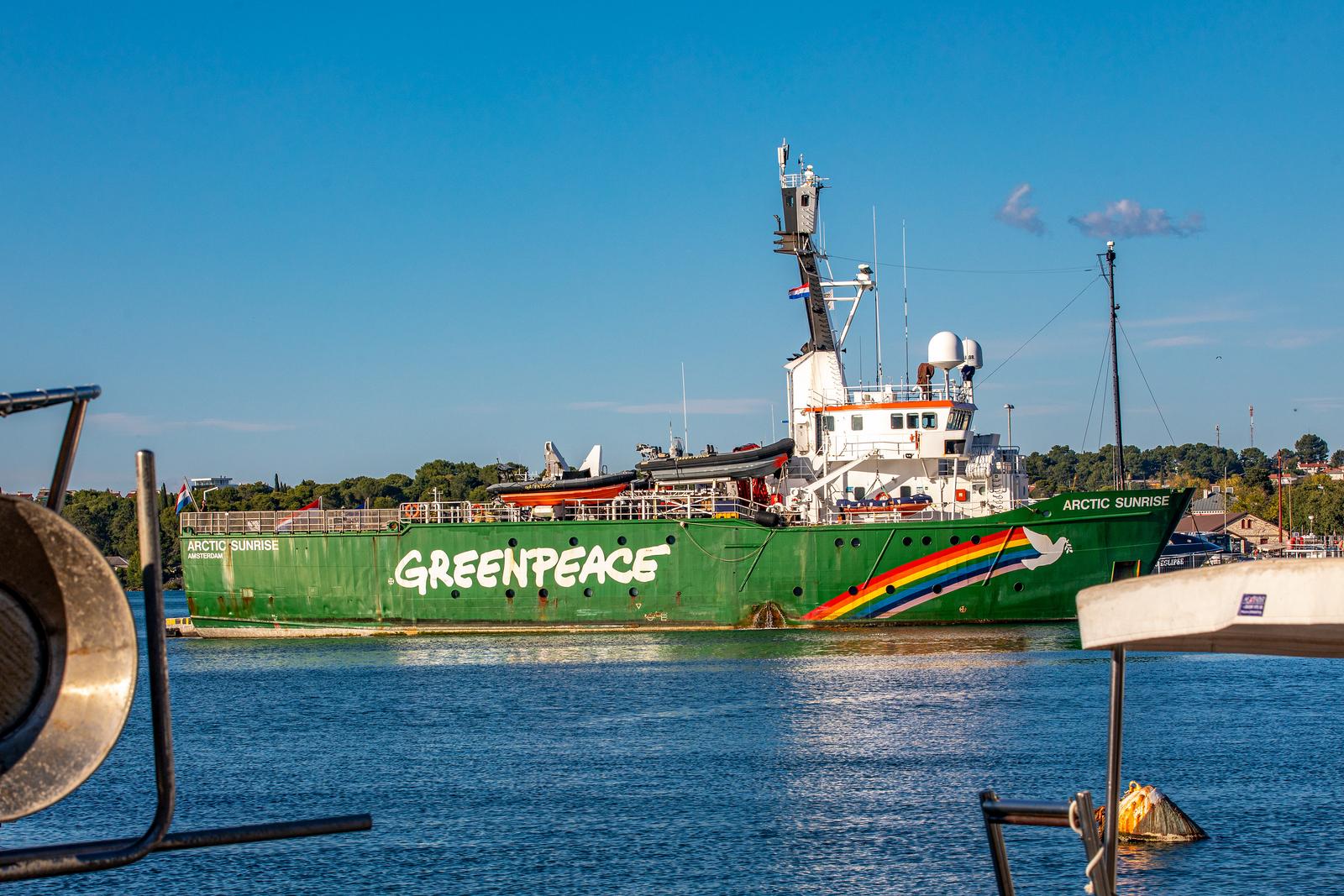 Brod Greenpeacea u sklopu svoje kampanje protiv oglašavanja fosilnih goriva usidrio se u Puli