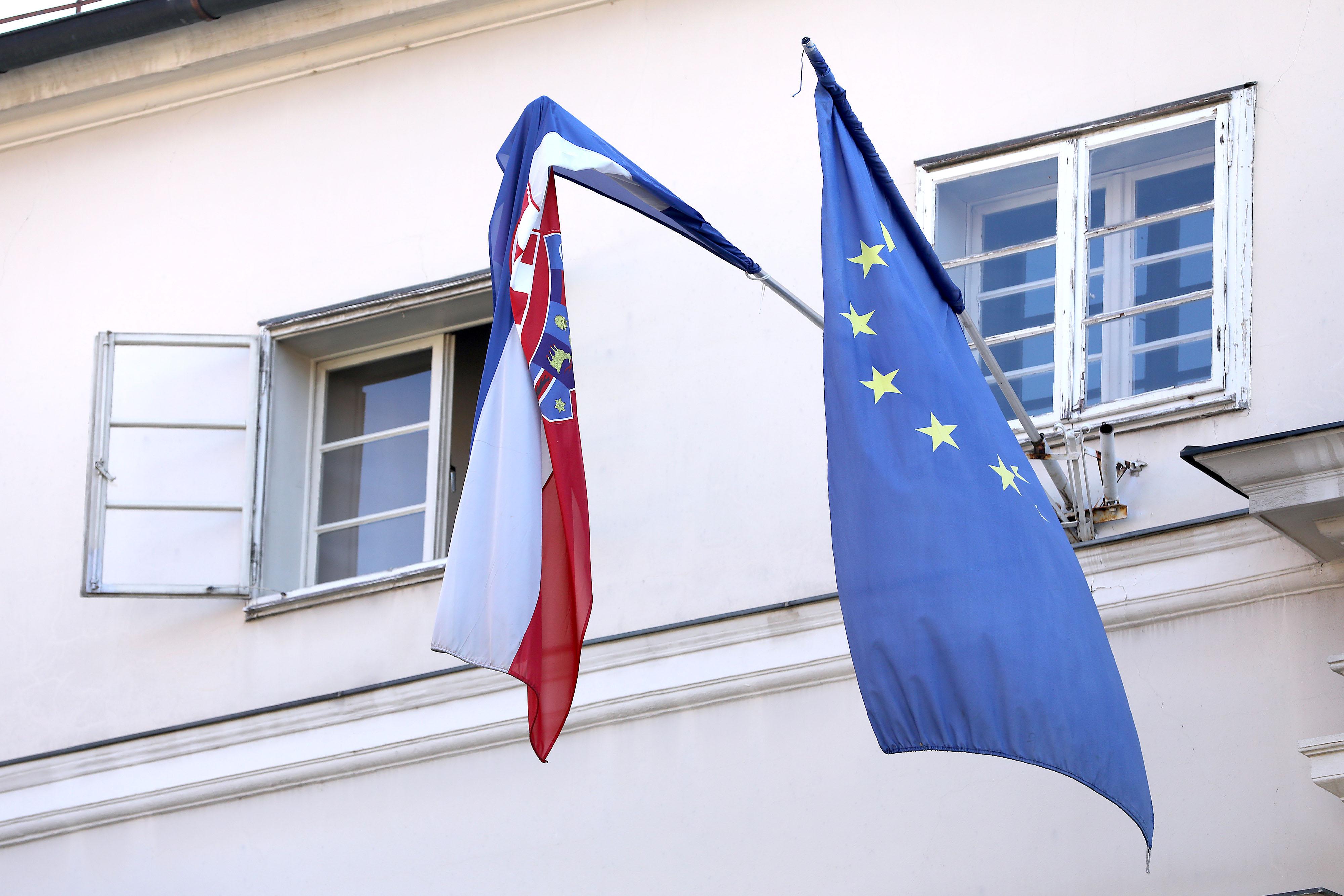 Većina zastava u centru Zagreba loše su postavljene