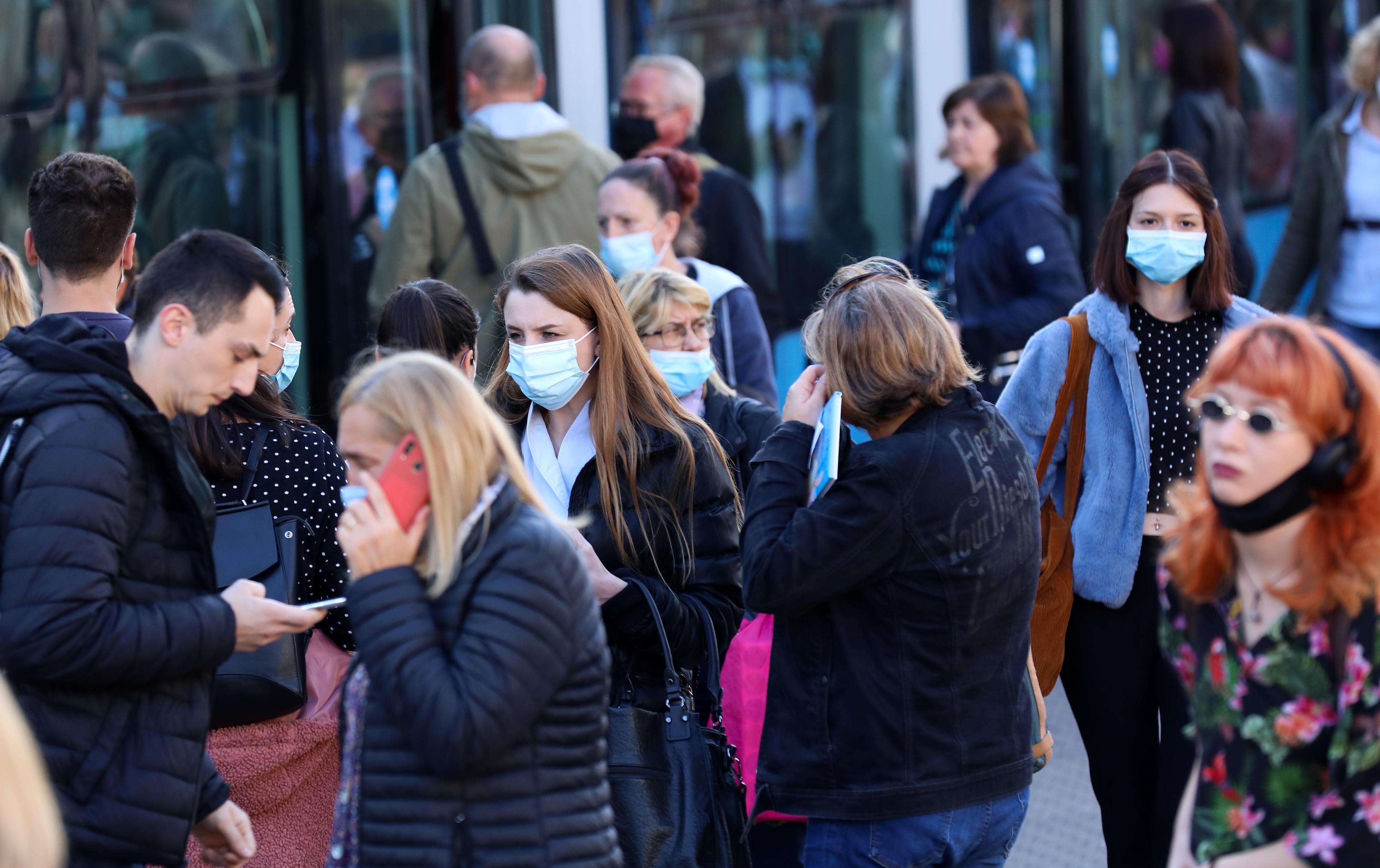 Zagreb: Kako raste broj zaraženih tako sve više građana nosi maske i na otvorenom