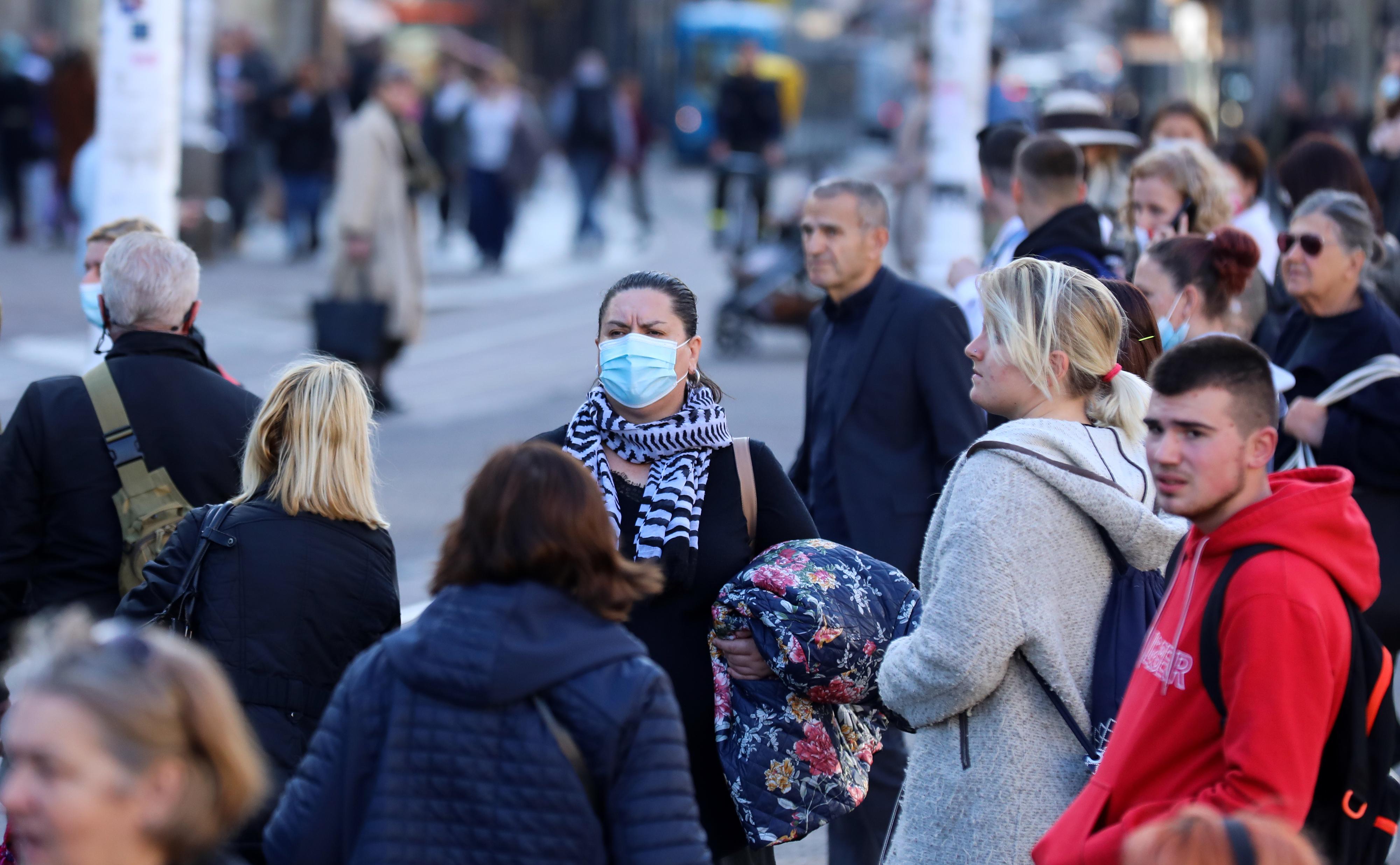 Zagreb: Kako raste broj zaraženih tako sve više građana nosi maske i na otvorenom