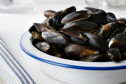 Close up of bowl of mussels
