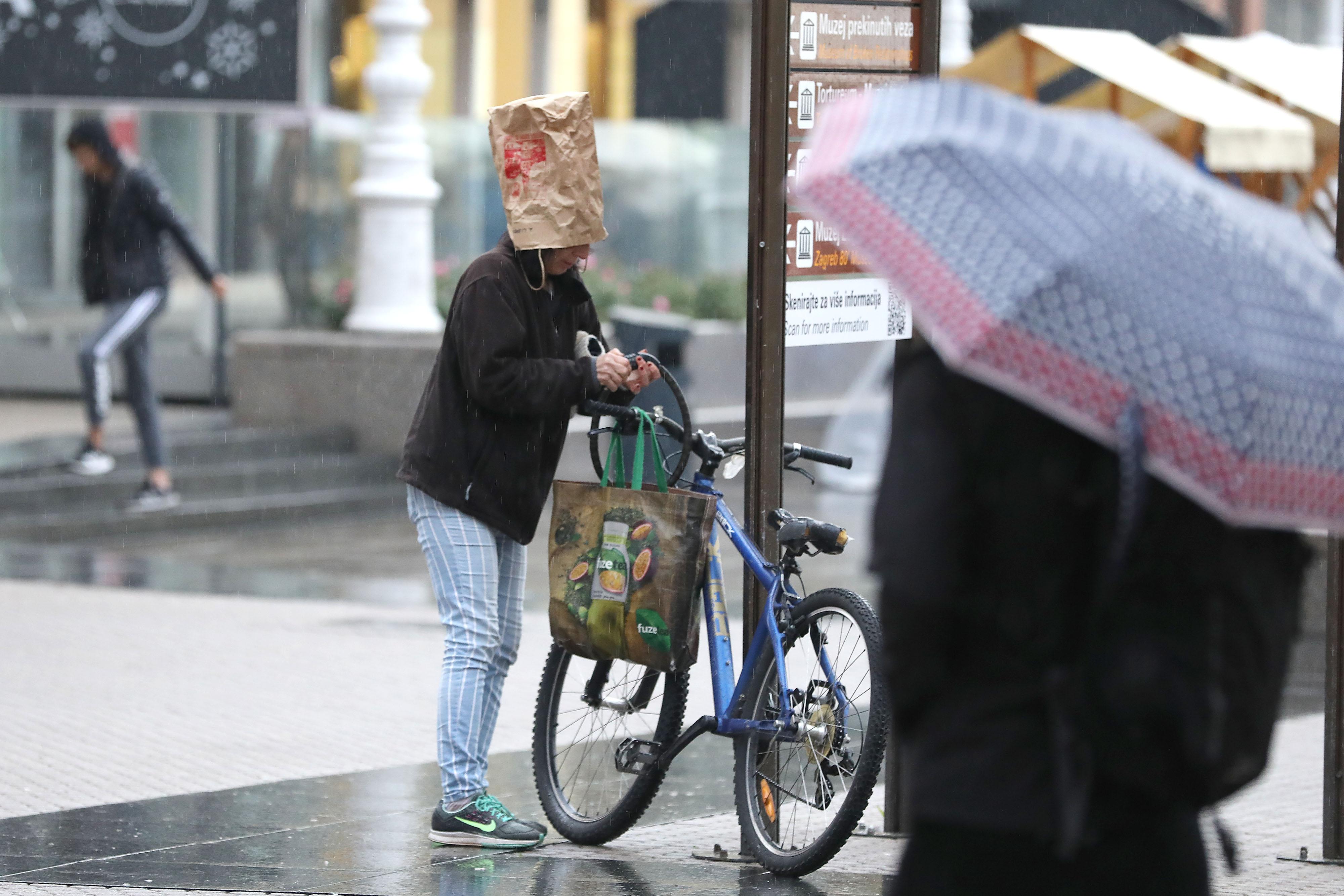 Zagreb: Vrećica na glavi kao zaštita od kiše