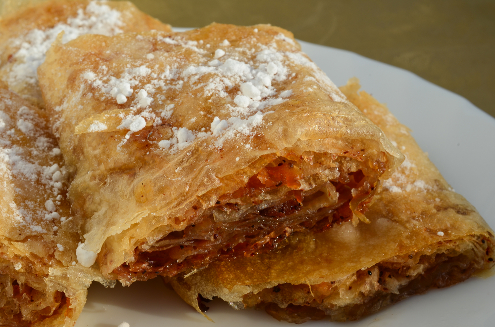 pita, pita od jabuka, pita od jabuka s grožđicama, desert, savijača, pita, kolač, slatko,Macro,Shot,Of,Homemade,Oriental,Apple,Pie,In,White,Porcelain