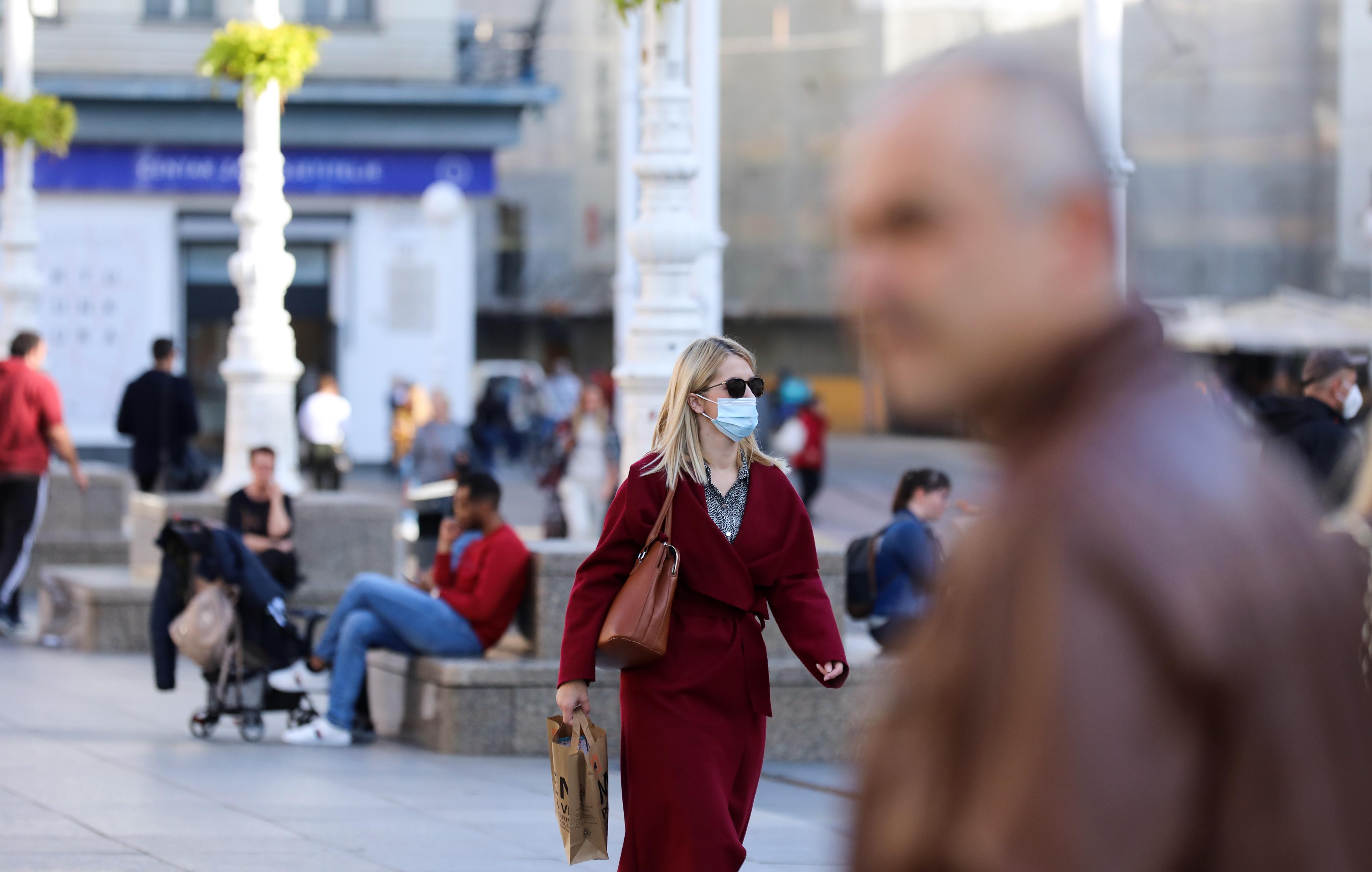 Zagreb: Kako raste broj zaraženih tako sve više građana nosi maske i na otvorenom