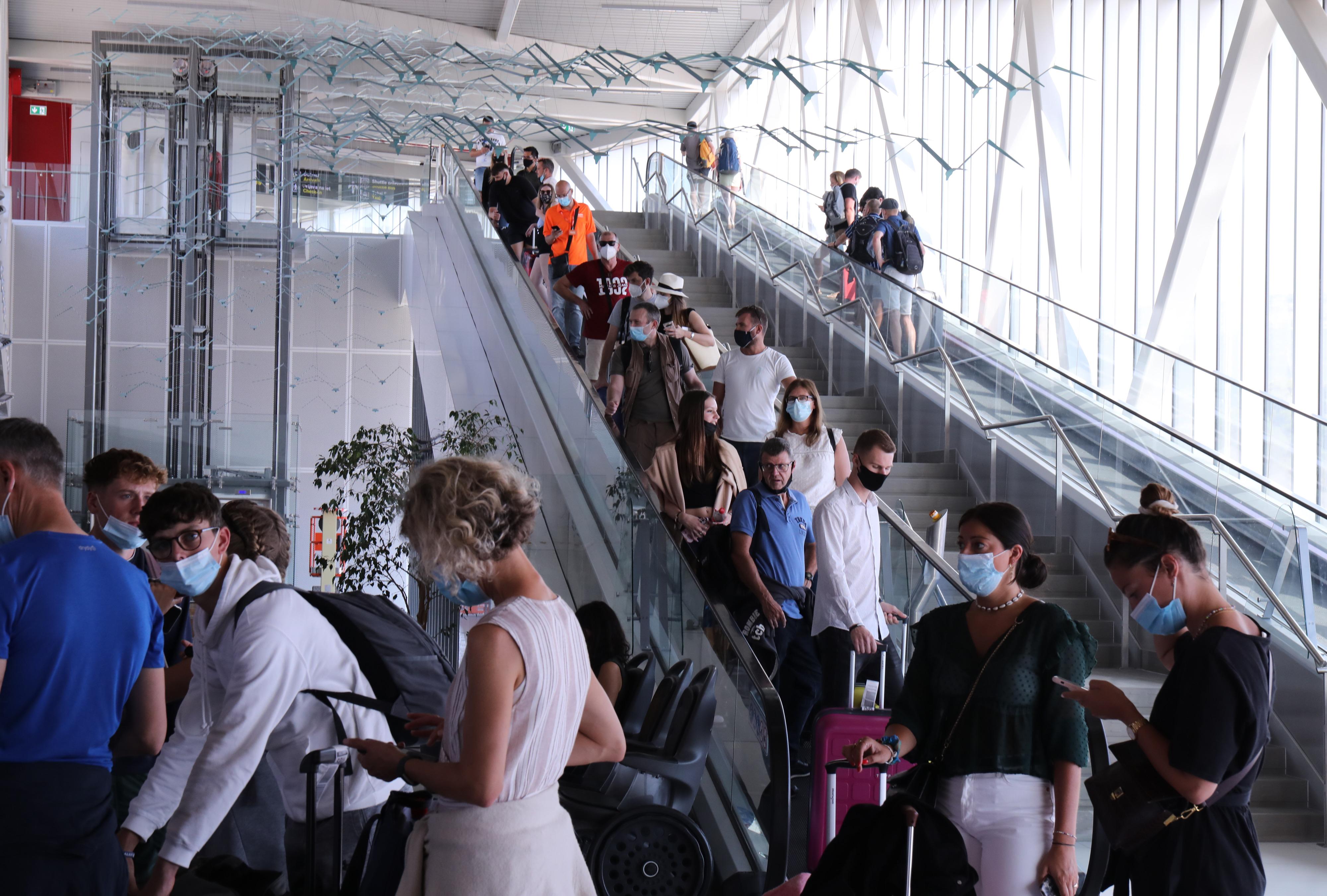 aerodrom, zračna luka, putovanje, kofer, maska, turisti