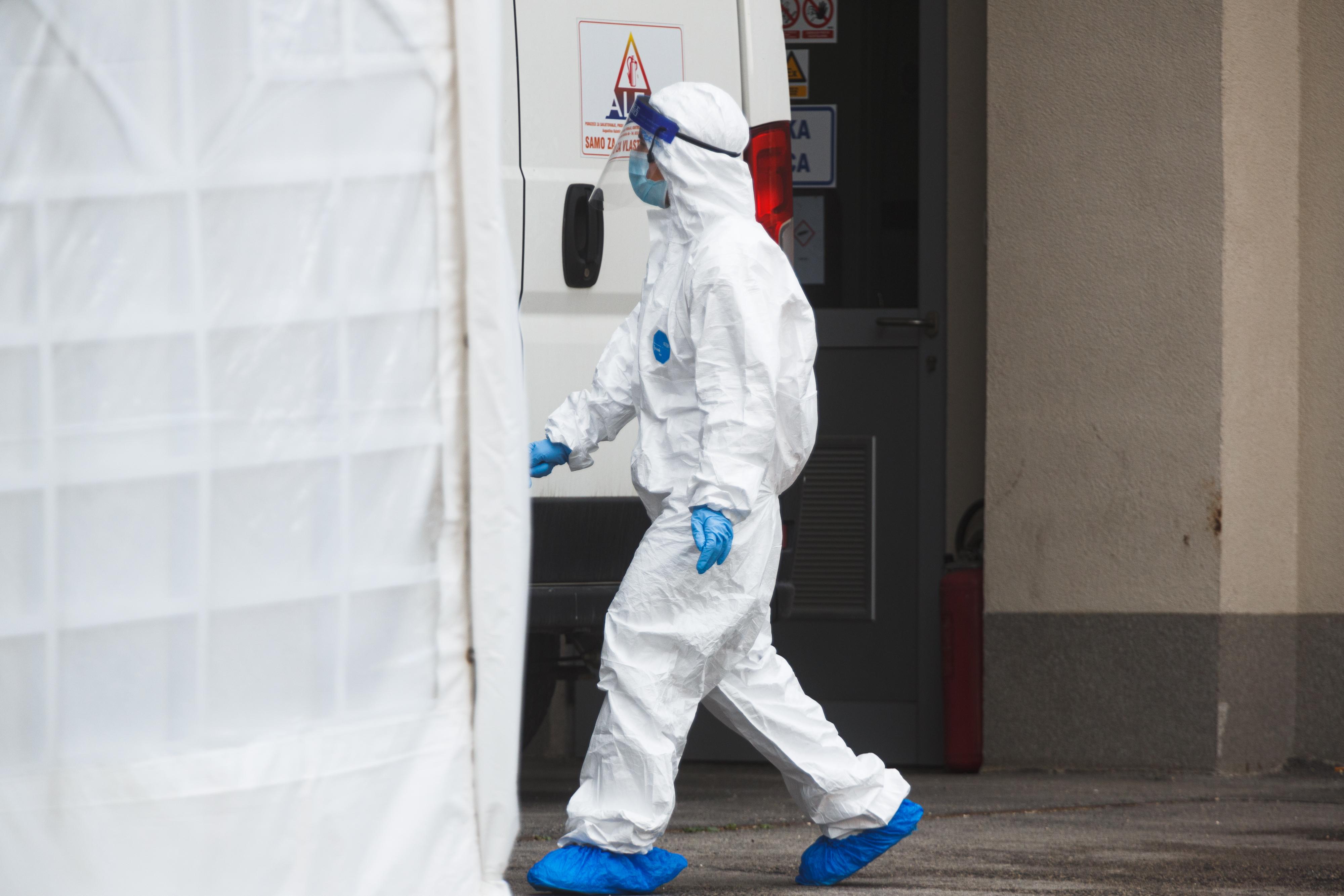 covid, koronavirus, bolnica zadar, pandemija, liječnik, zaštitno odijelo