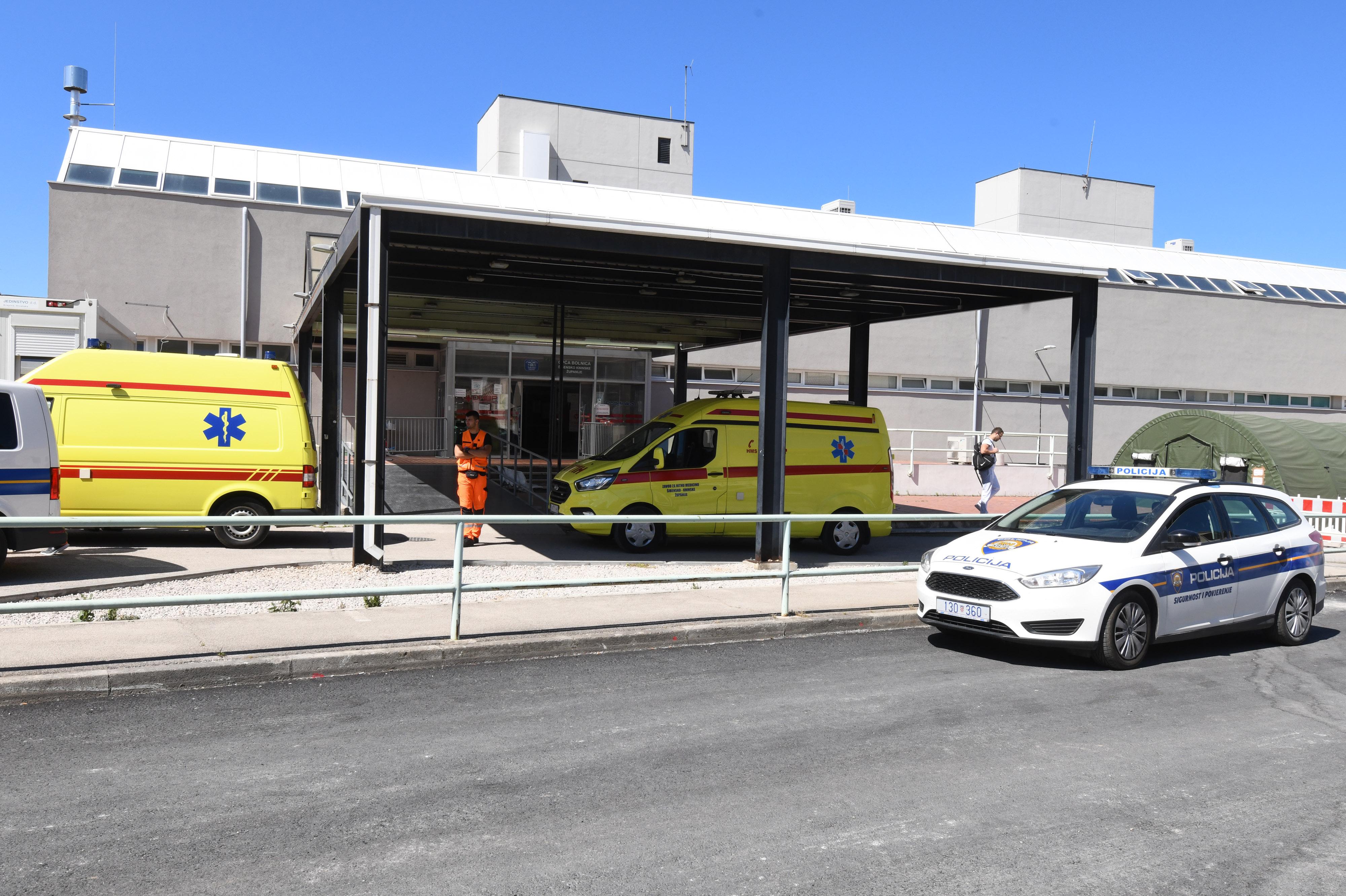 Veći broj policijskih službenika ispred  bolnice u Šibeniku nakon prometne nesreće