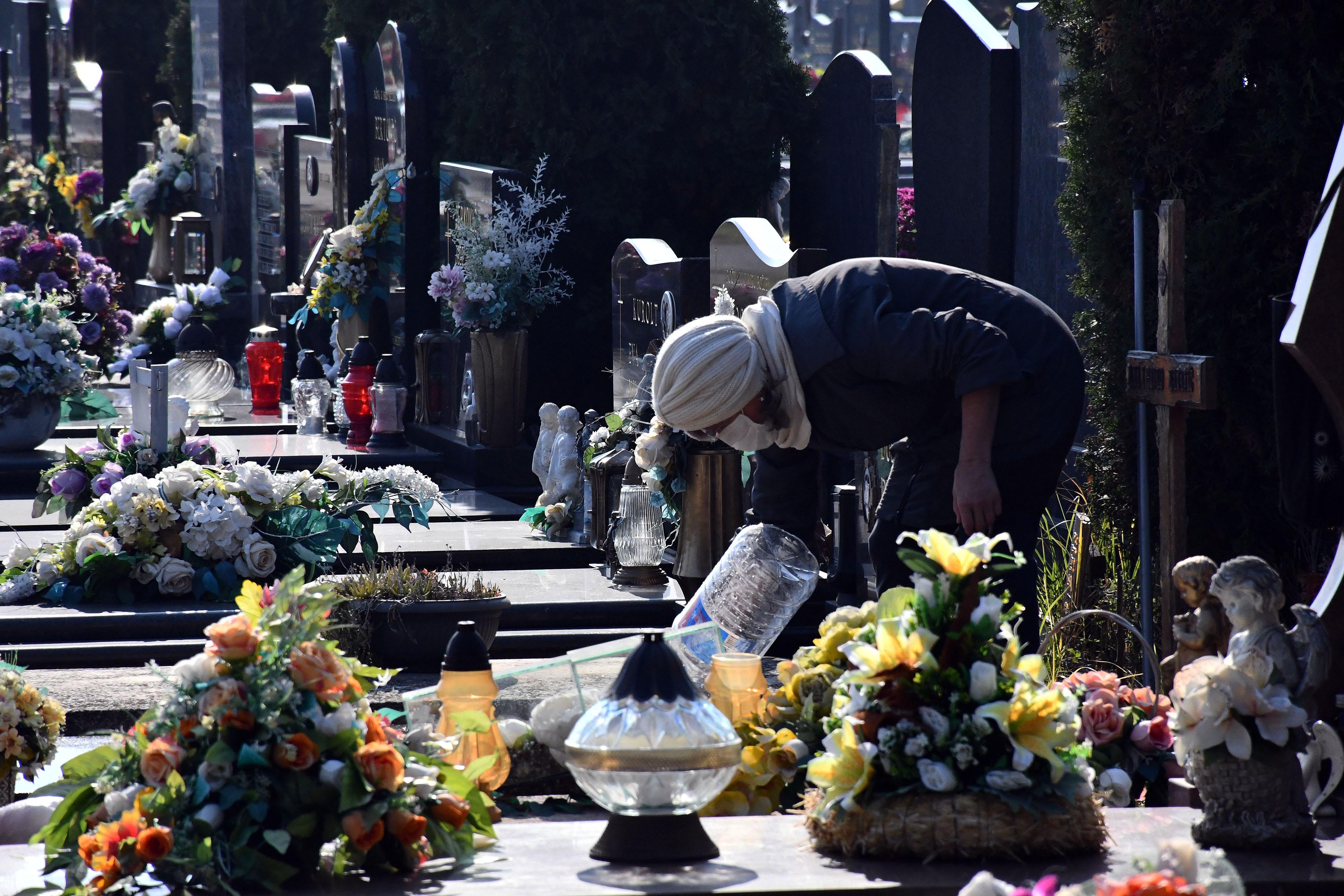 Slavonski Brod: Građani uoči blagdana Svih svetih uređuju grobove svojih najmilijih