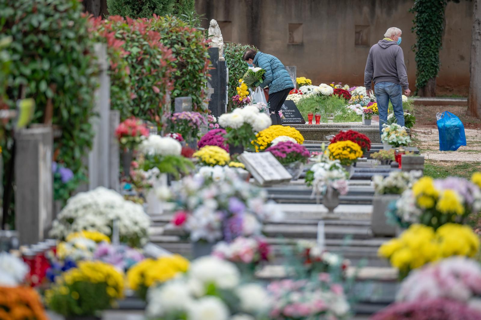 Zadar: Građani obilaze groblja uoči blagdana Svih svetih