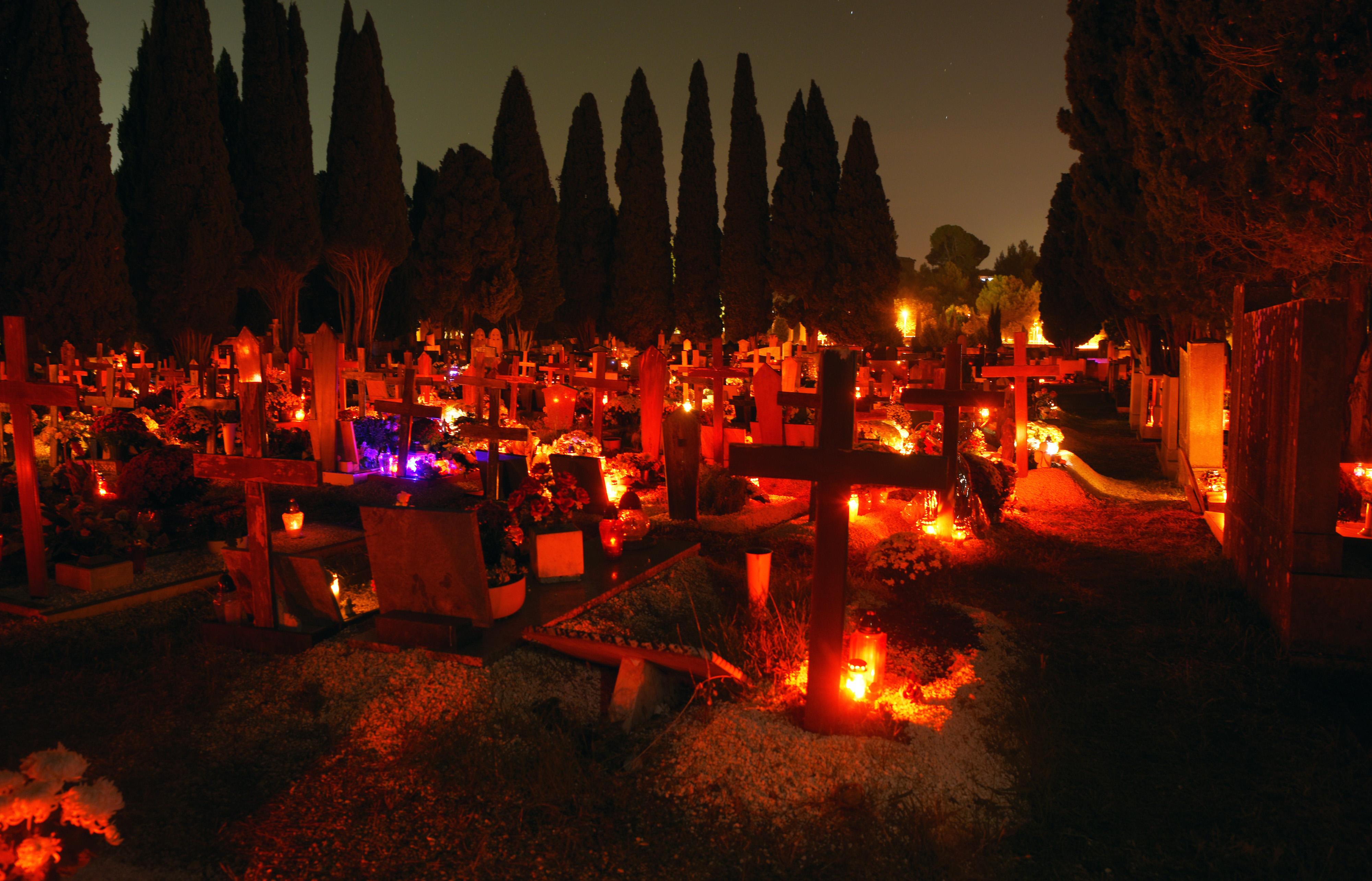 Pula: Osvijetljeno groblje uoči blagdana Svih svetih