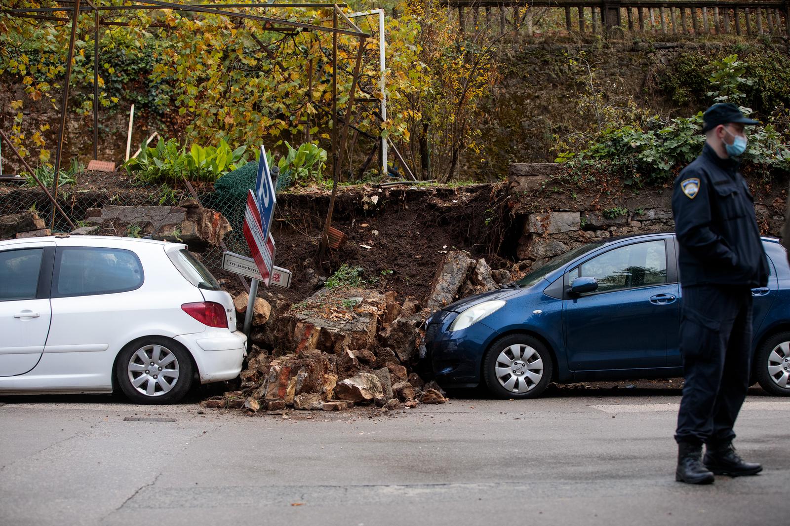 Rijeka: Na parkirana vozila urušio se zid