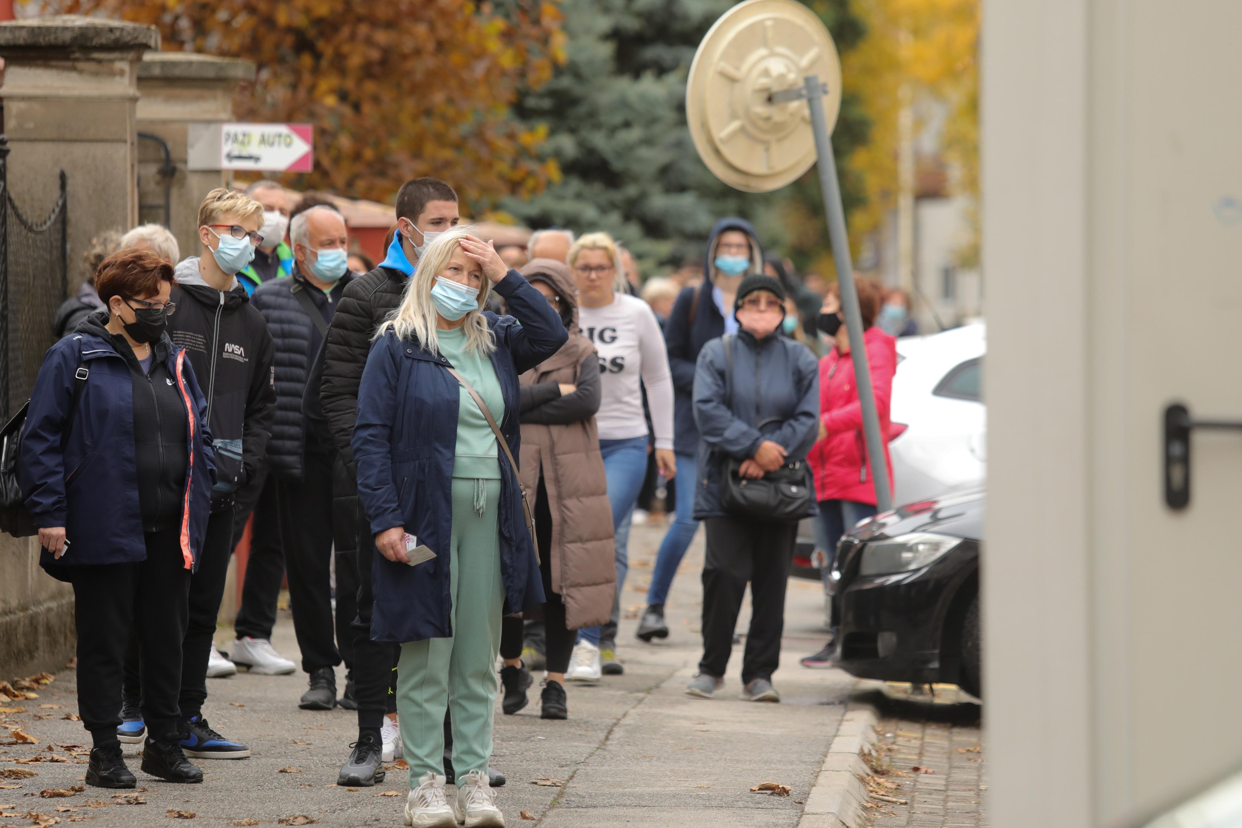 Osijek: Stvaraju se gužve za testiranja na koronavirus