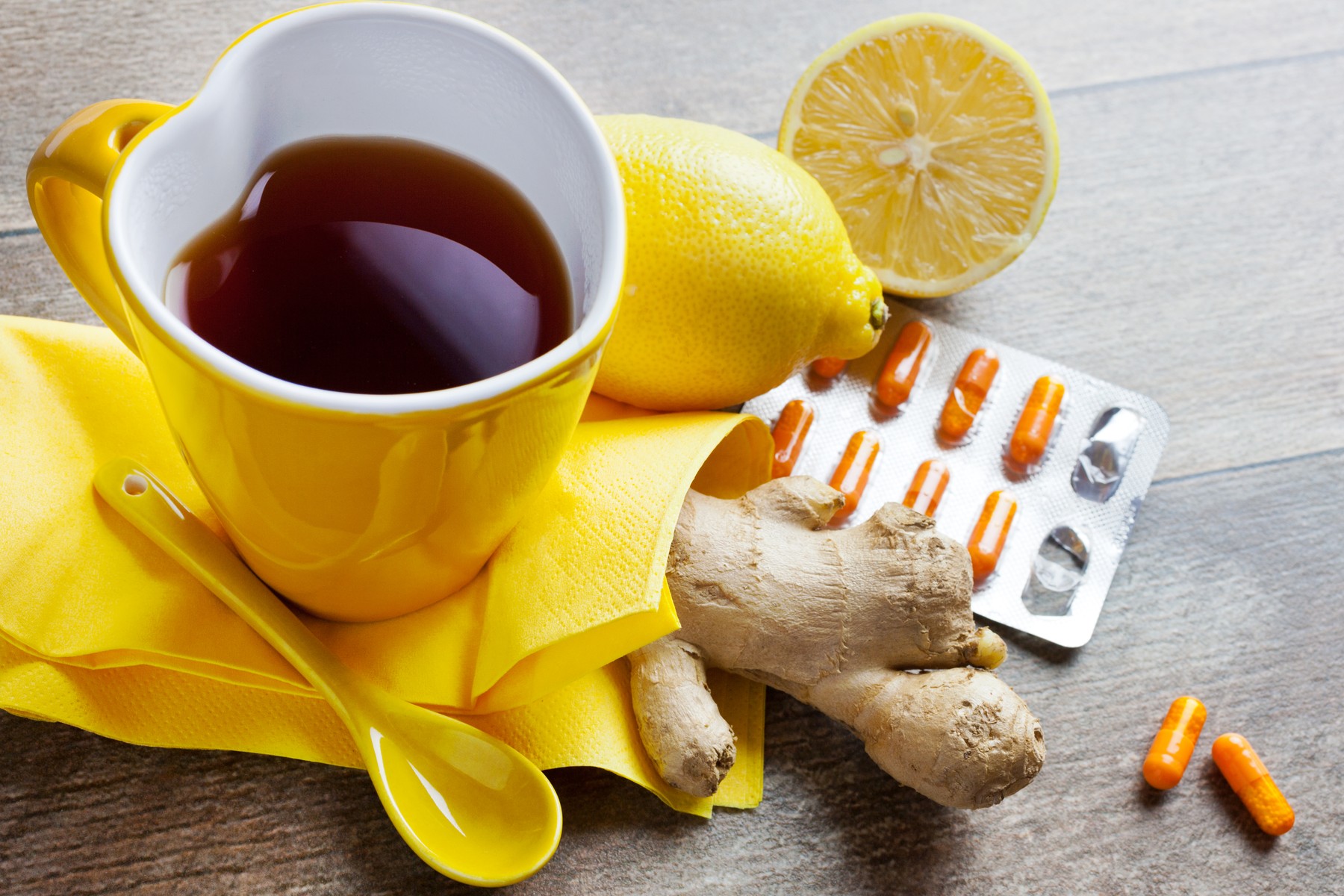 černý čaj s citronem, zázvorem a léky proti chřipce / black tea with lemon, ginger and vitamin C pills against the flu