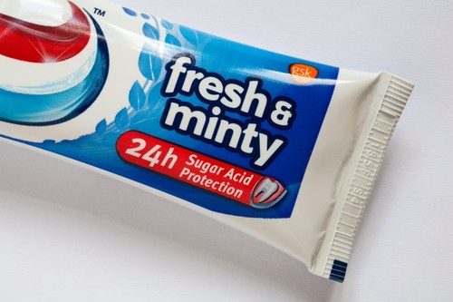 fresh &amp; minty 24h sugar acid protection information on tube of Aquafresh Toothpaste