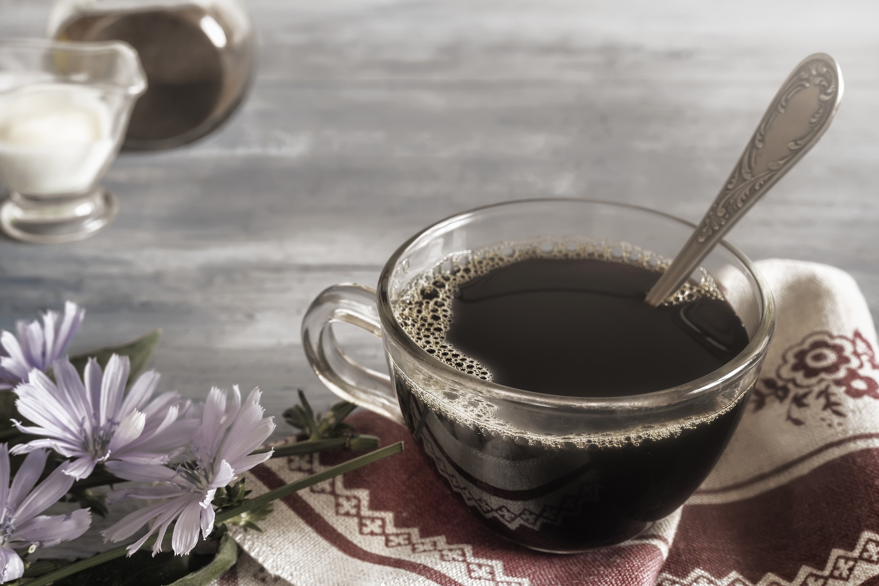 An alternative to coffee is a hot drink made from chicory .