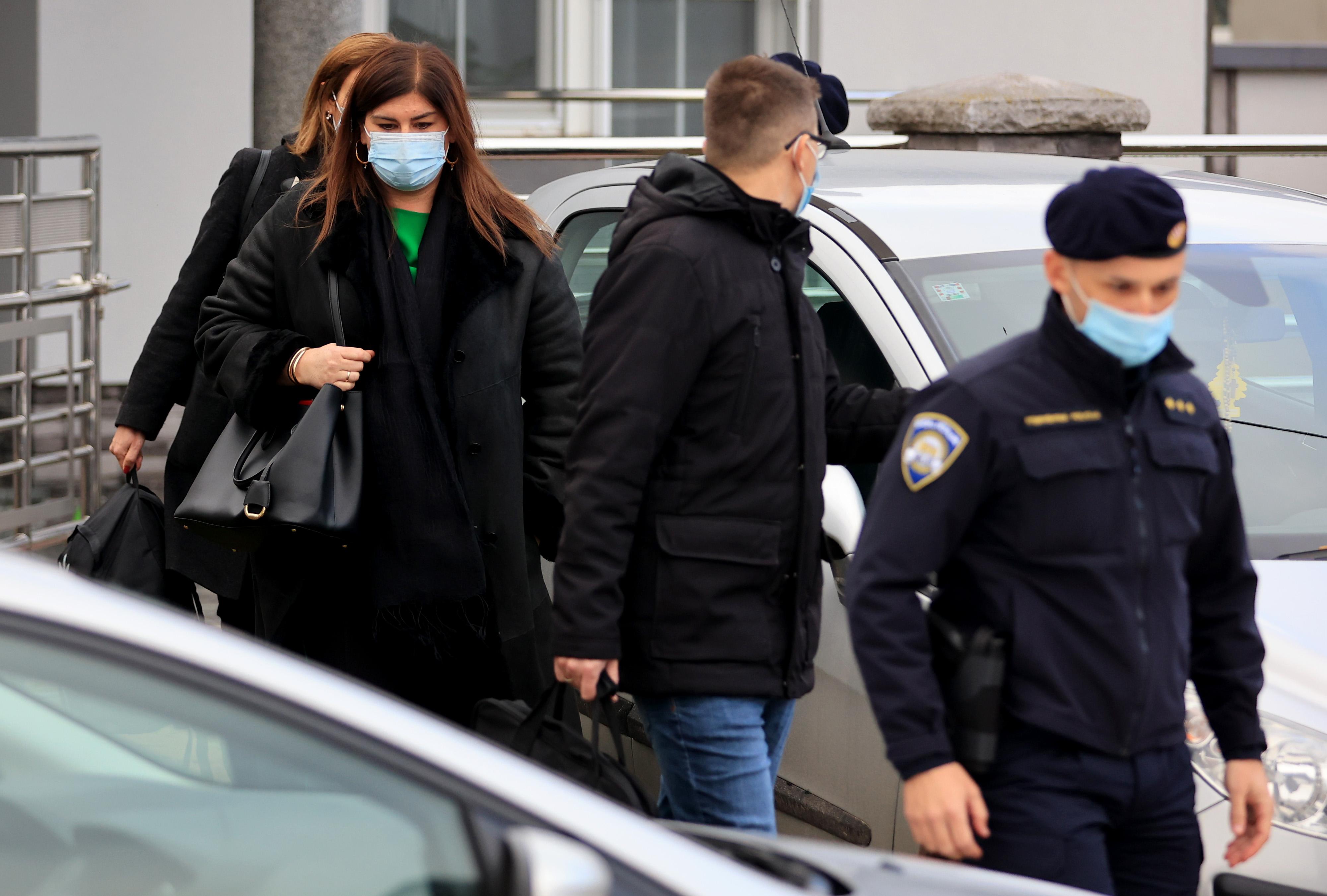 Vinkovci: Uhićena Gabrijela Žalac odlazi iz kuće u pratnji istražitelja