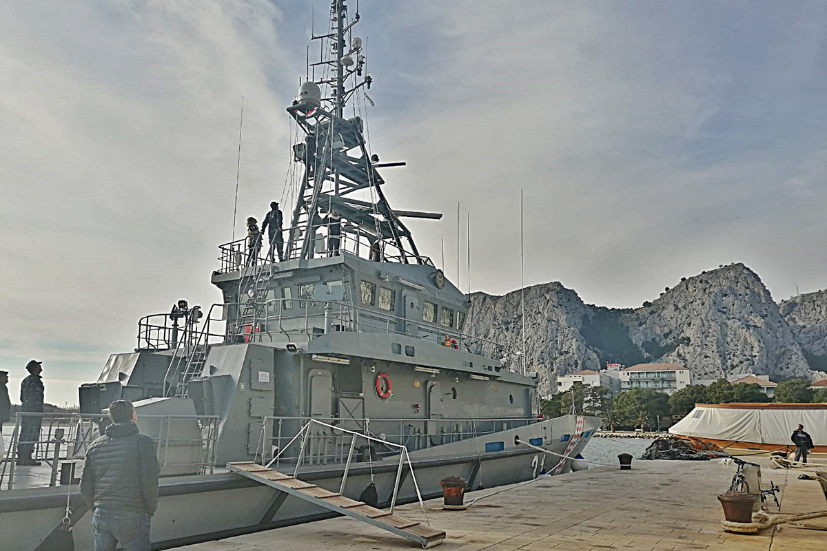 Obalni ophodni brod "Omiš" OOB-31 u Omišu