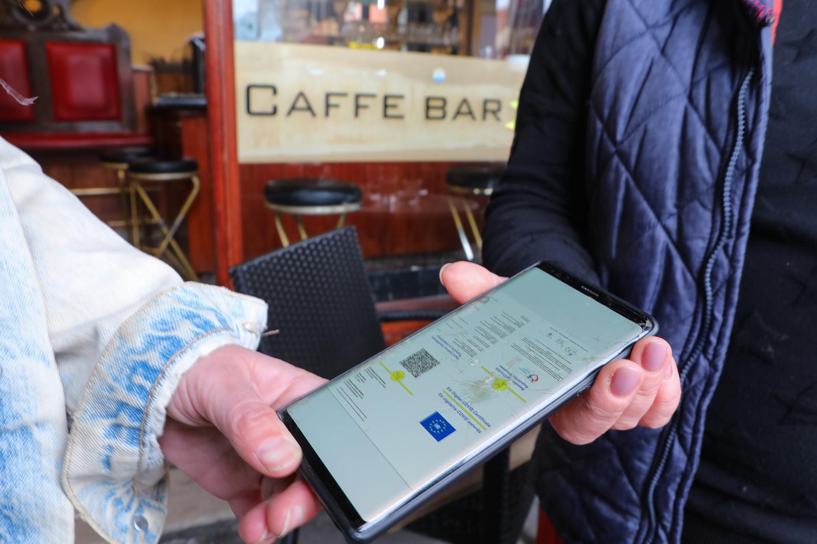 Ponuda vrganja i kestenja na zagrebačkoj tržnici Dolac