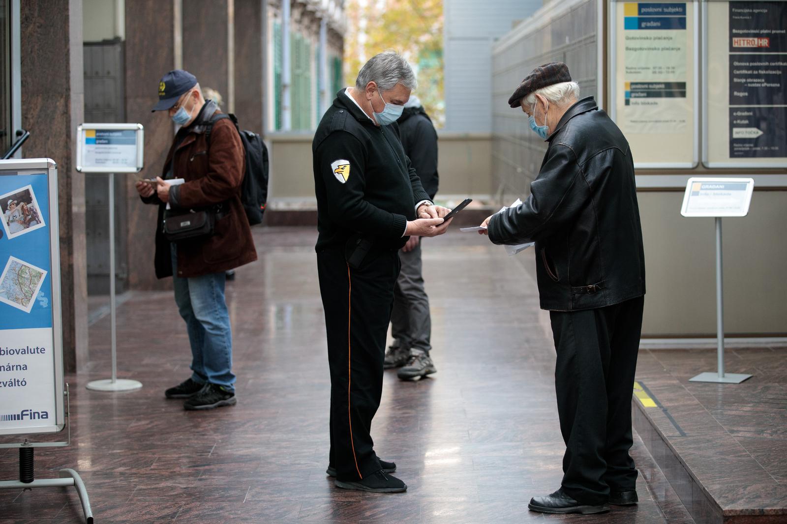 Rijeka: Pregled covid potvrda ispred javnih ustanova