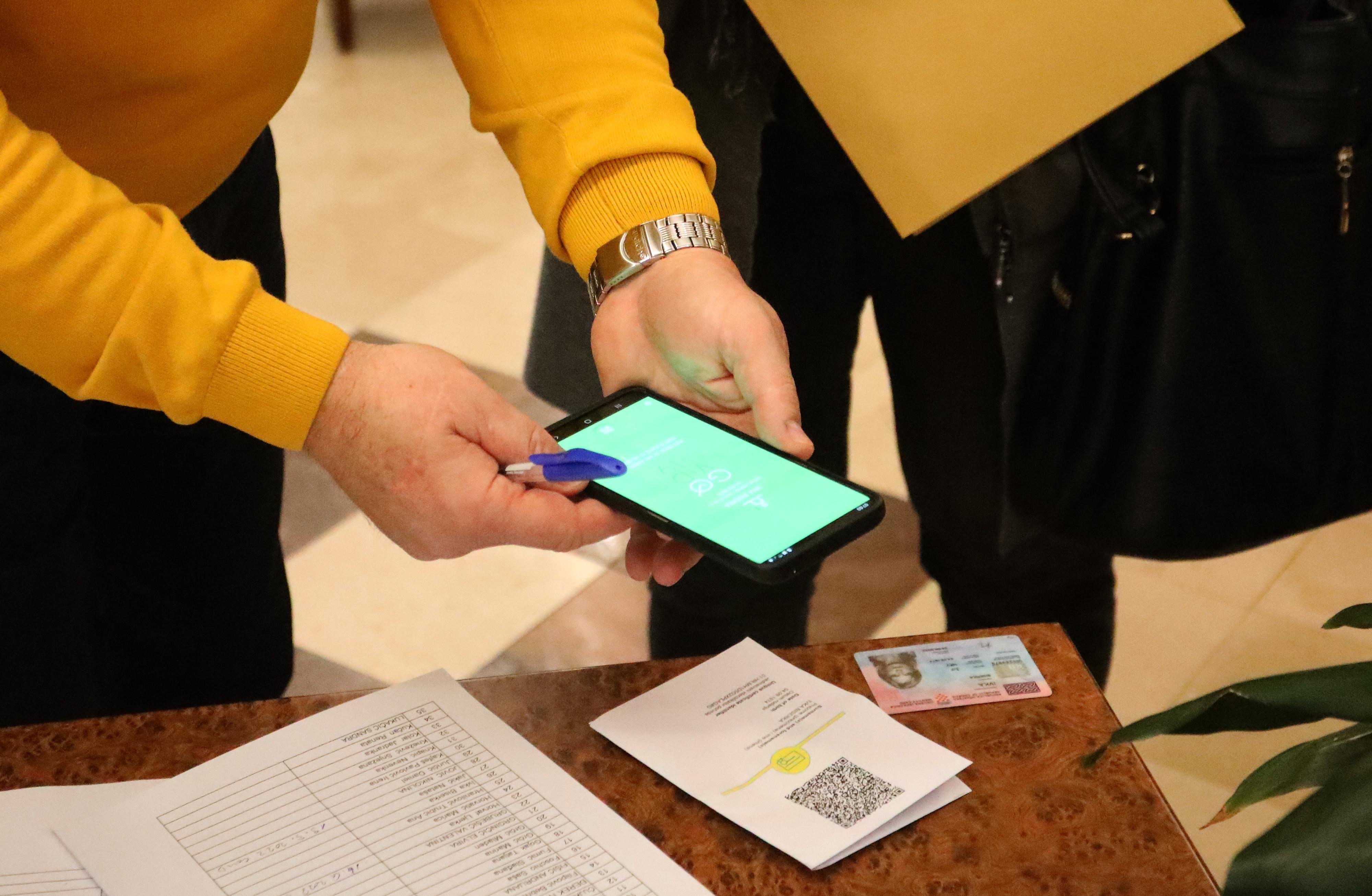 Provjera covid potvrda u Karlovcu