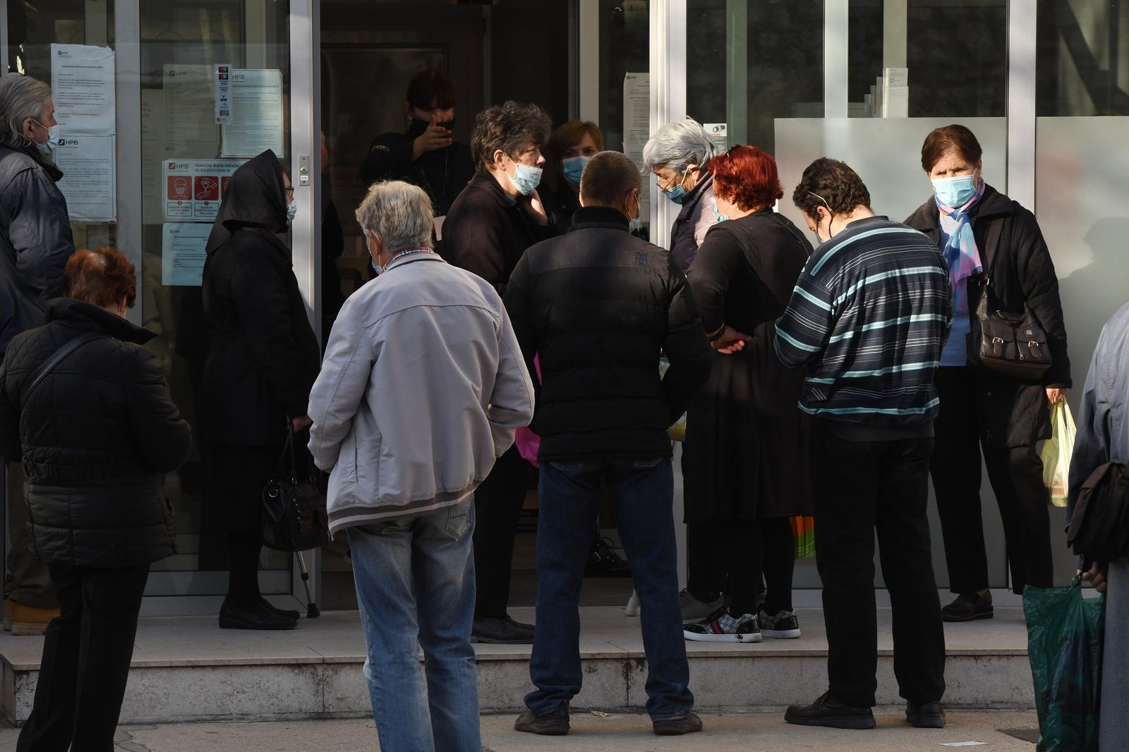 Šibenik: Iako su okupljanja više osoba zabranjena, umirovljenici dolaze po mirovine