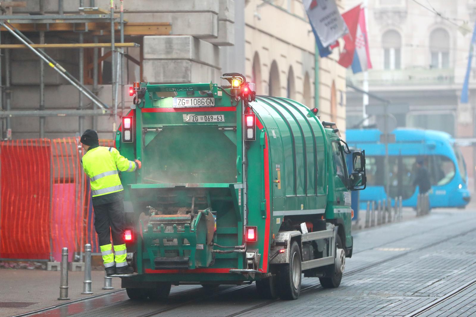 Radnici Čistoće sakupljaju mješani otpad u centru Zagreba