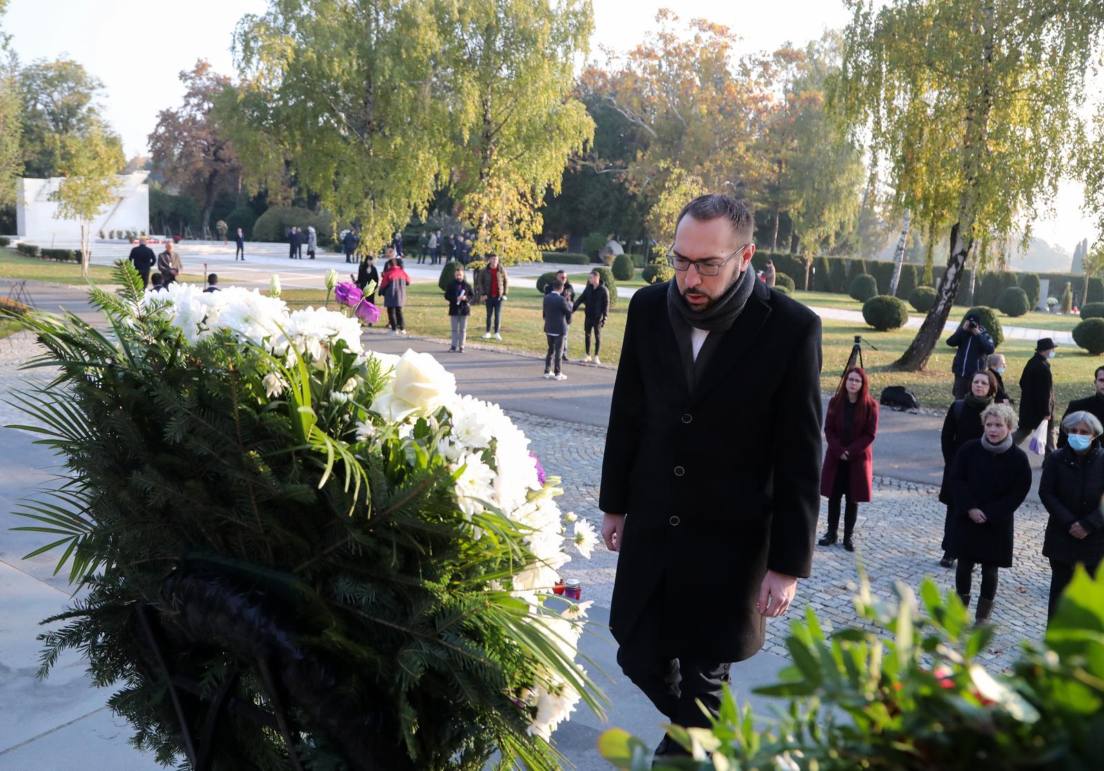 Zagrebački gradonačelnik Tomašević i izaslanstvo Grada Zagreba položilo je vijence i zapalilo svijeće na Mirogoju