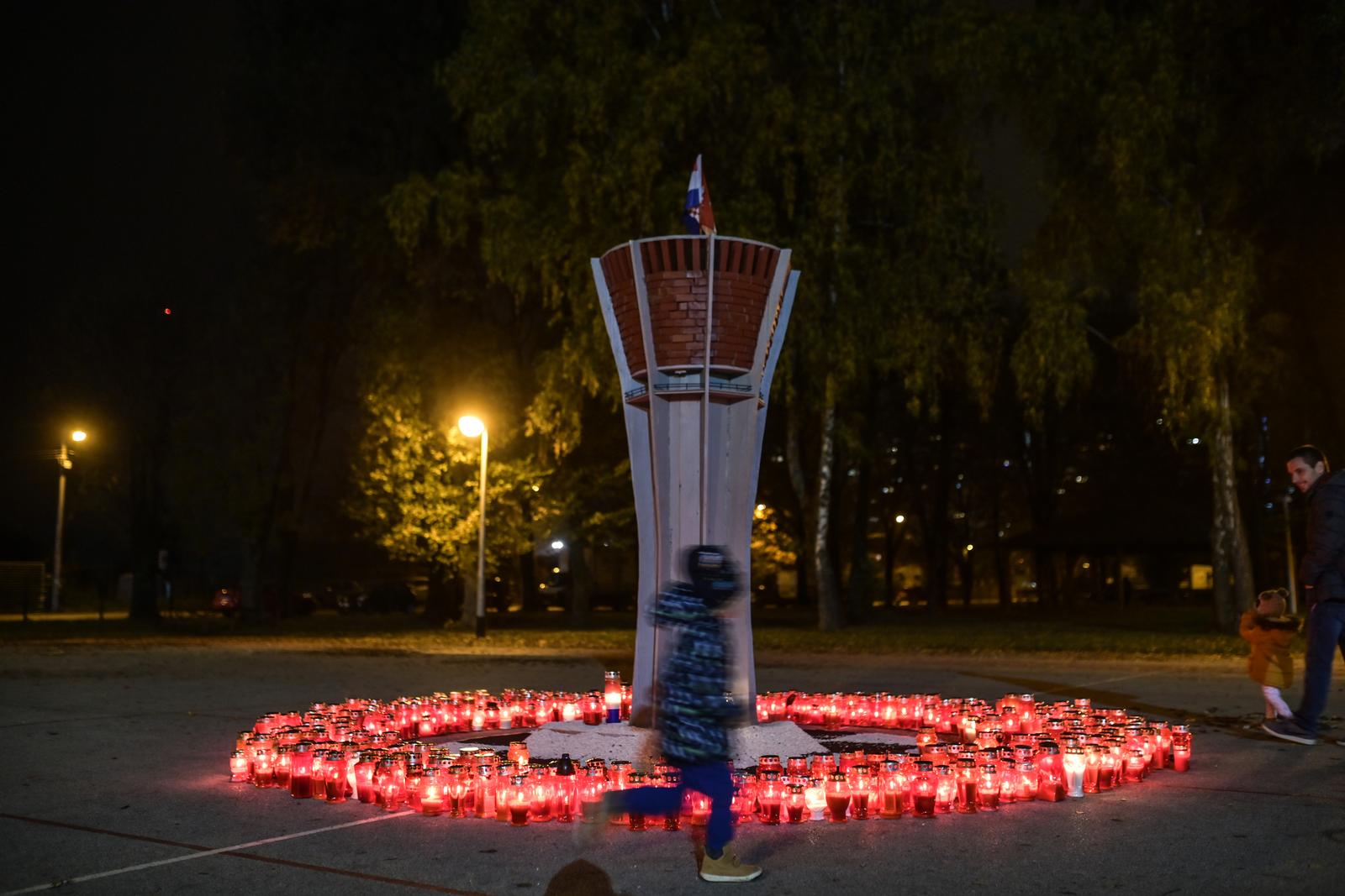 Zagreb: Učenici OŠ Većeslava Holjevca u Sigetu zapalili su svijeće i napravili vodotoranj