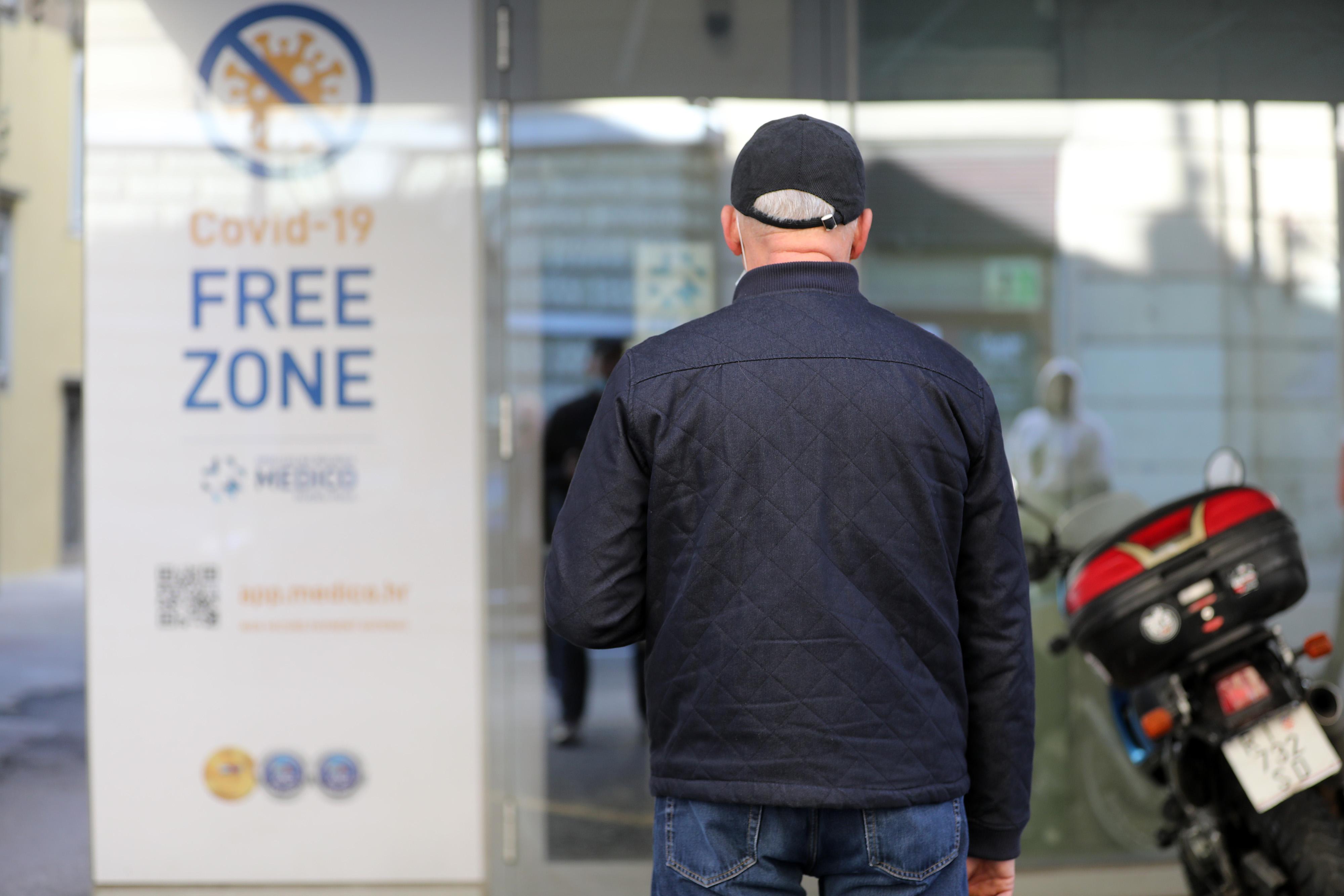 U Rijeci ispred klinike građani čekaju u redu za COVID testiranje