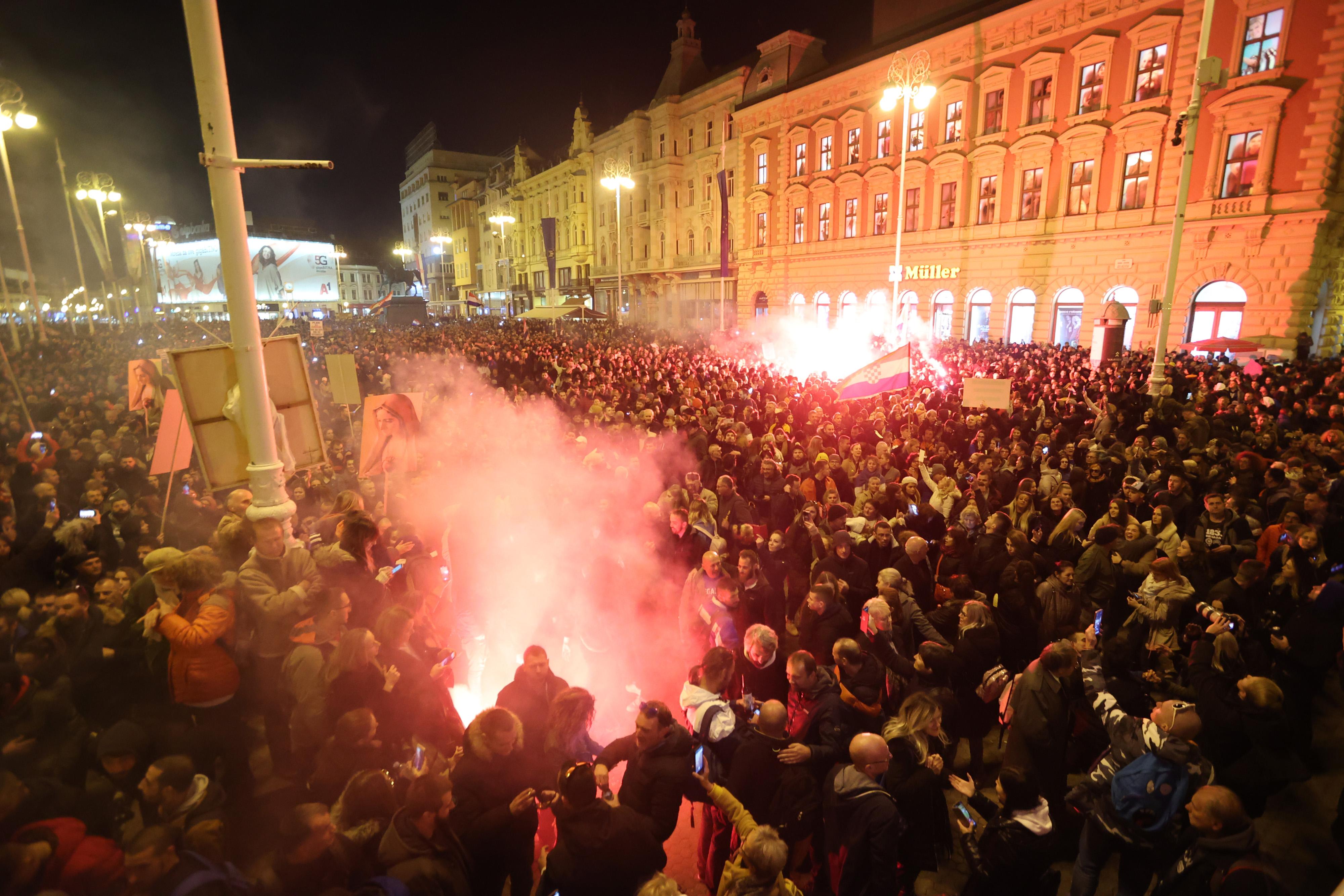 Zagreb: Prosvjednici protiv COVID potvrda na Trgu zapalili baklje