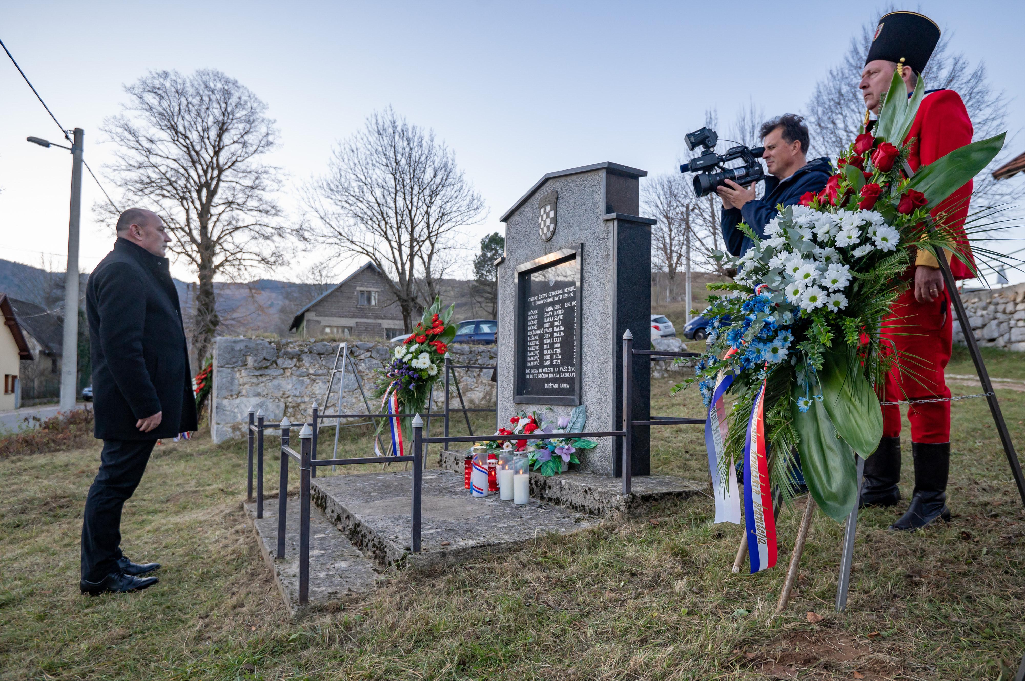 Otočac: Ministar Medved na obilježavanju 30. obljetnice sjećanja na stradavanja u Dabru