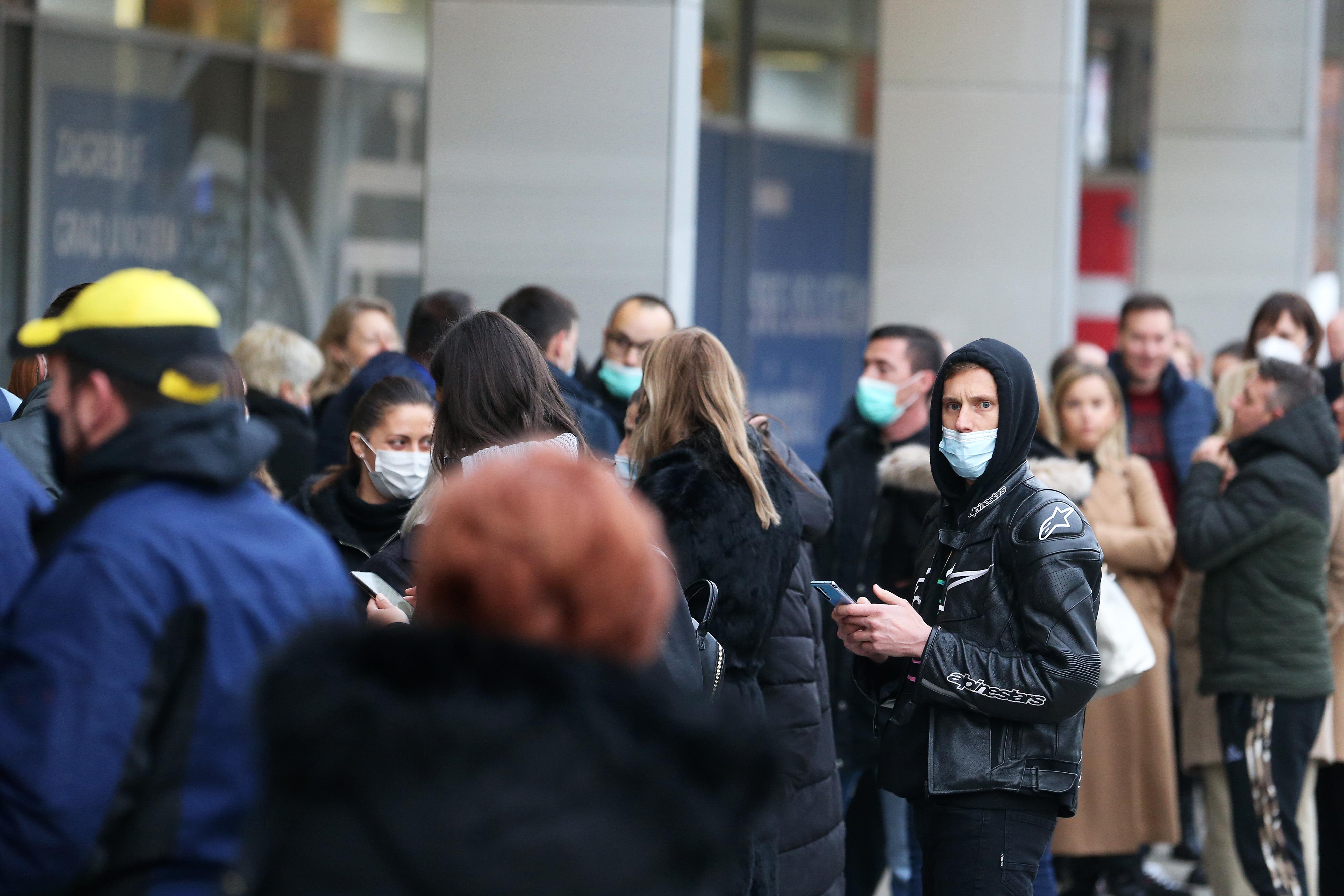 Zaposlenici Zagrebačkog holdinga čekaju u redu za testiranje
