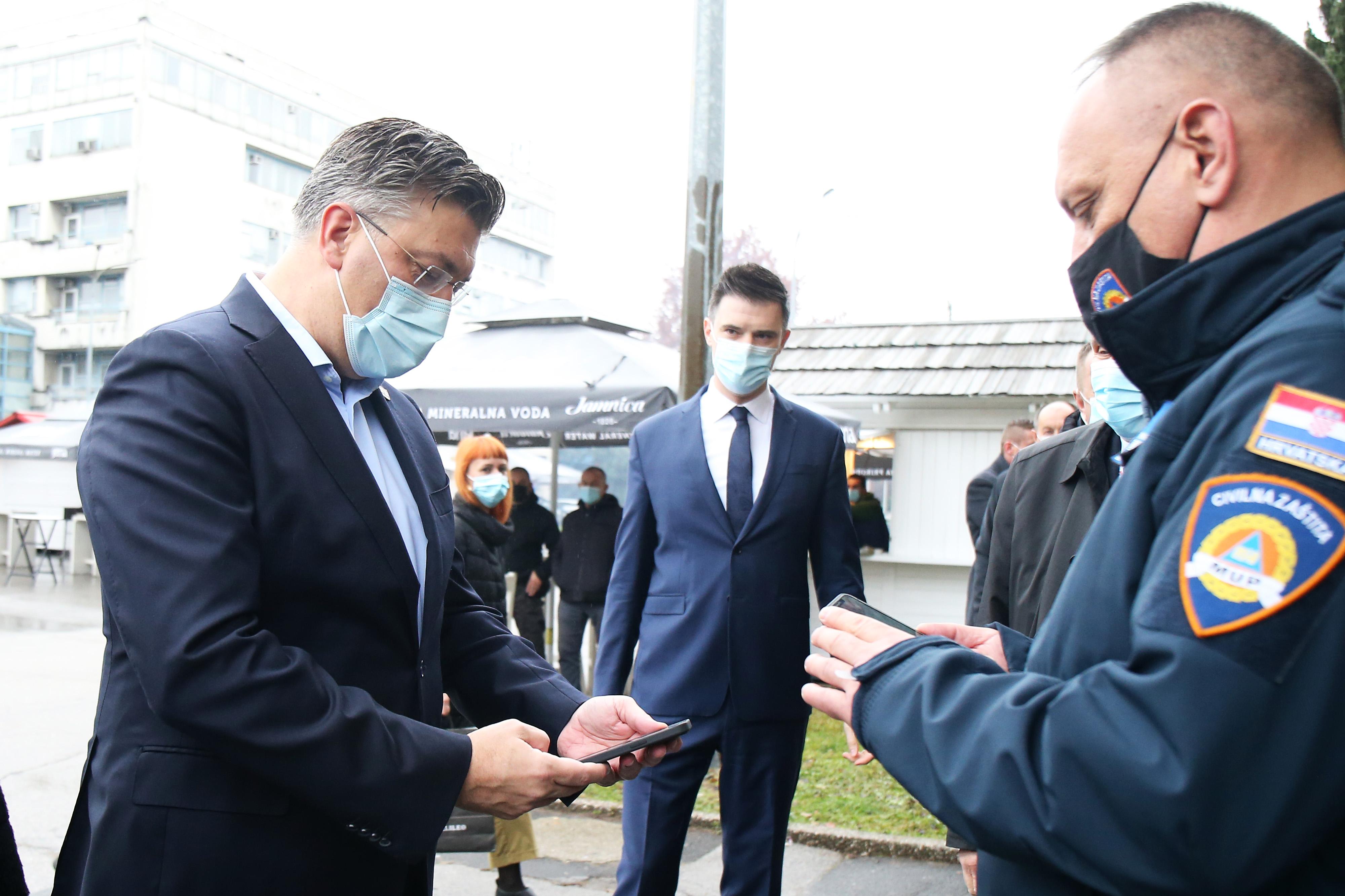 Zagreb: Predsjednik Vlade Andrej Plenković prije ulaska na Interliber pokazao je COVID potvrdu