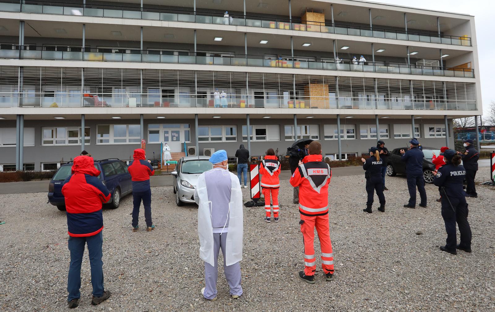 Žurne službe Karlovačke županije pokrenule su akciju #pljesakzazdravlje kako bi pružili potporu kolegama u zdravstvu i svim bolesnicima
