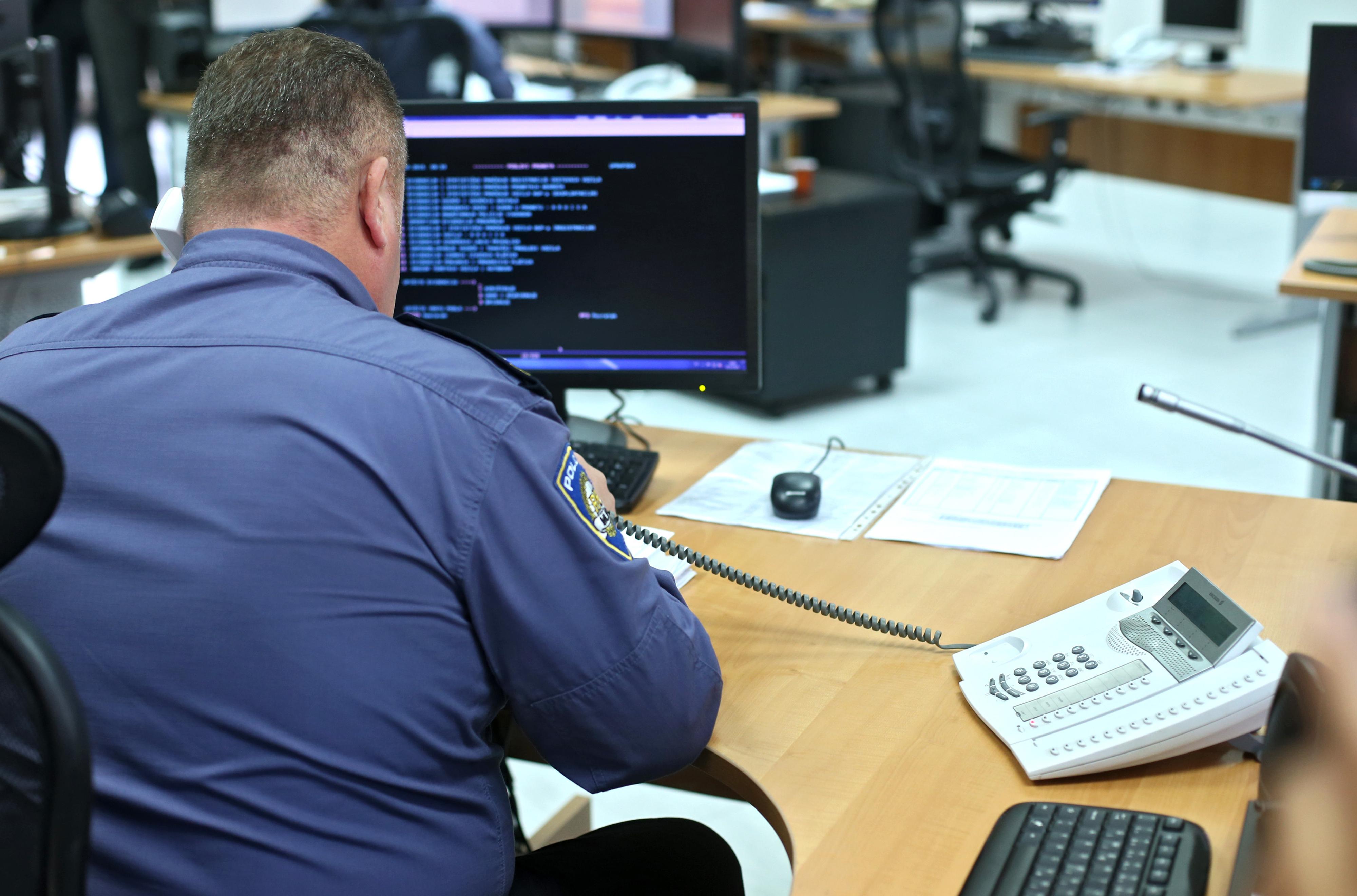 Policija, Operativno komunikacijski centar policajac Operativno-komunikacijski centar, policajac