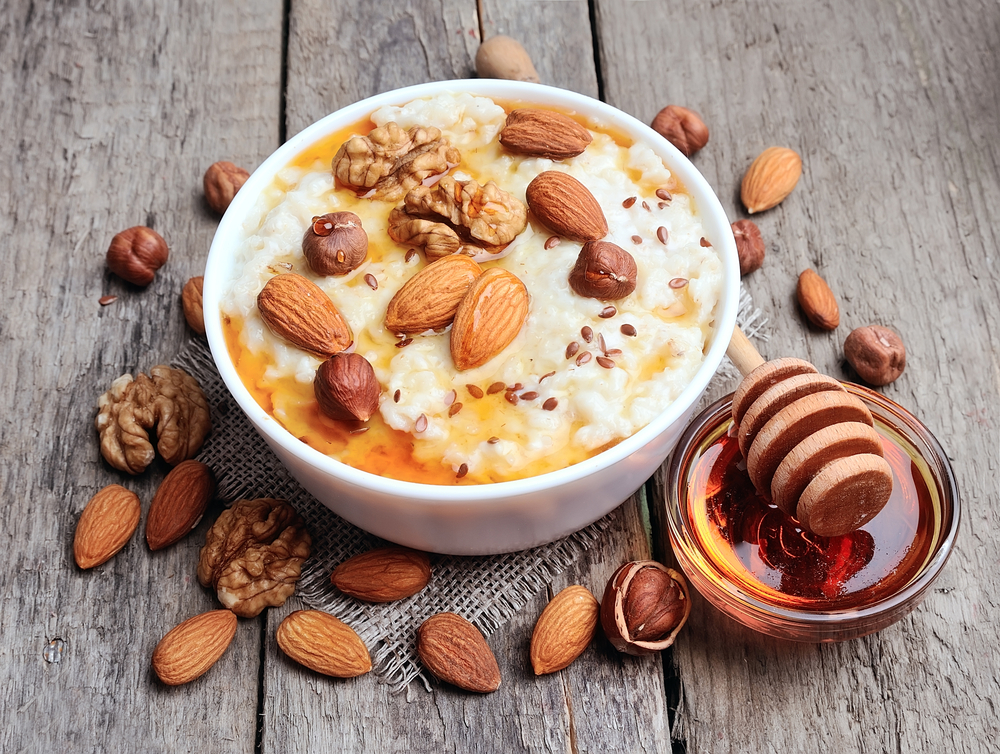 kaša od kokosa i orašastog voća, Porridge,Oats,With,Mix,Nuts,And,Honey,On,Wooden,Tables