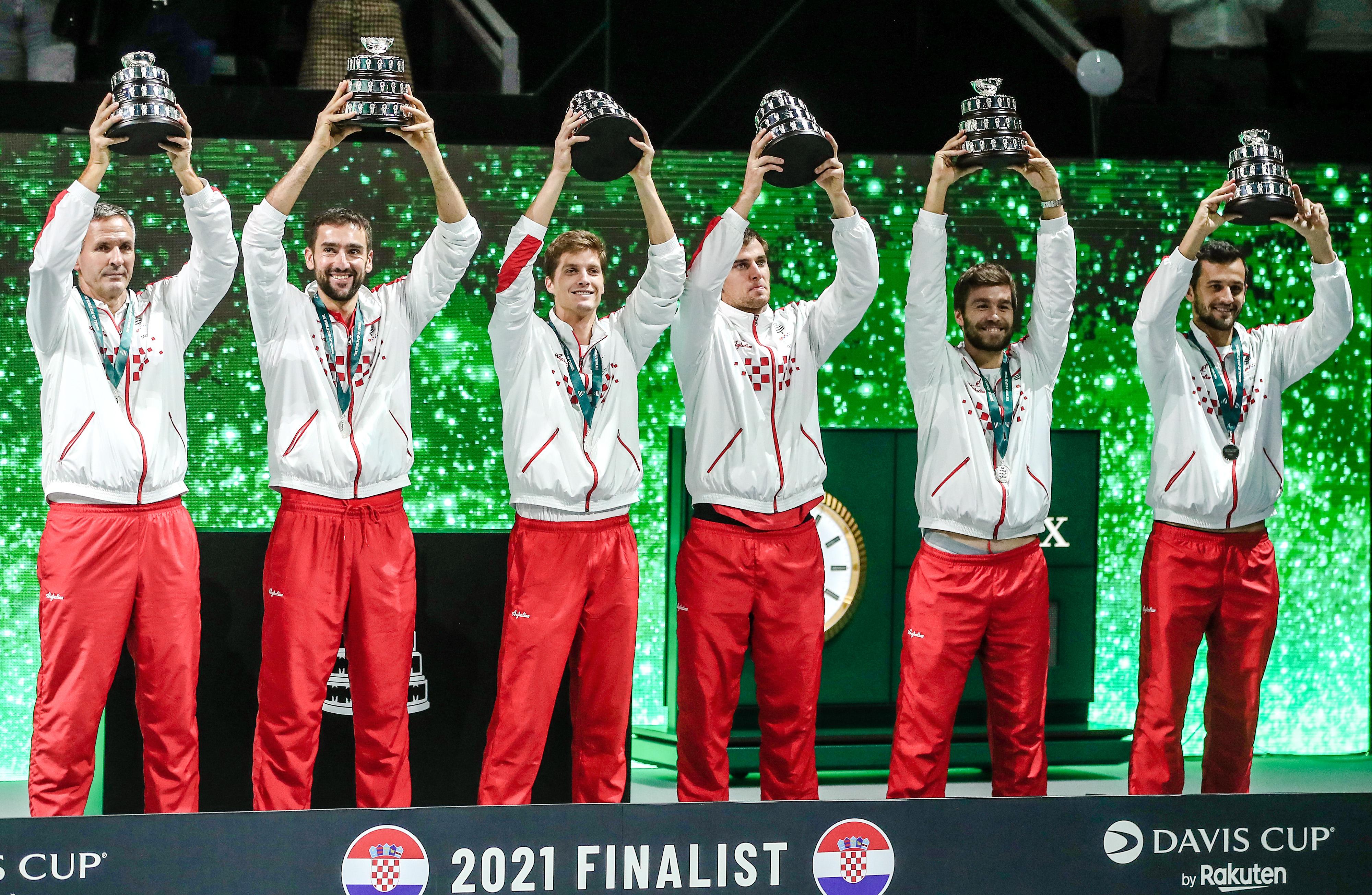 Hrvatski tenisači pozirali su s peharima nakon izgubljenog finala Davis Cupa