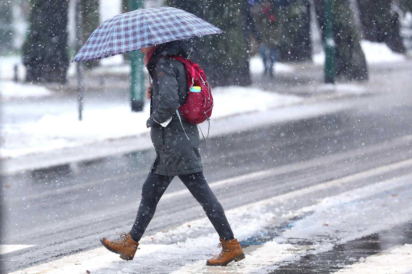 Od ranih jutarnjih sati snijeg u Sarajevu ne prestaje padati
